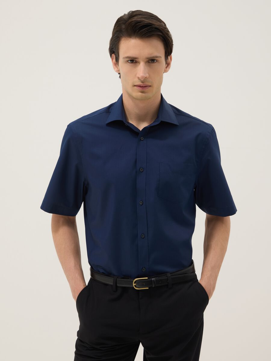 Camicia blu a maniche corte con colletto classico_0