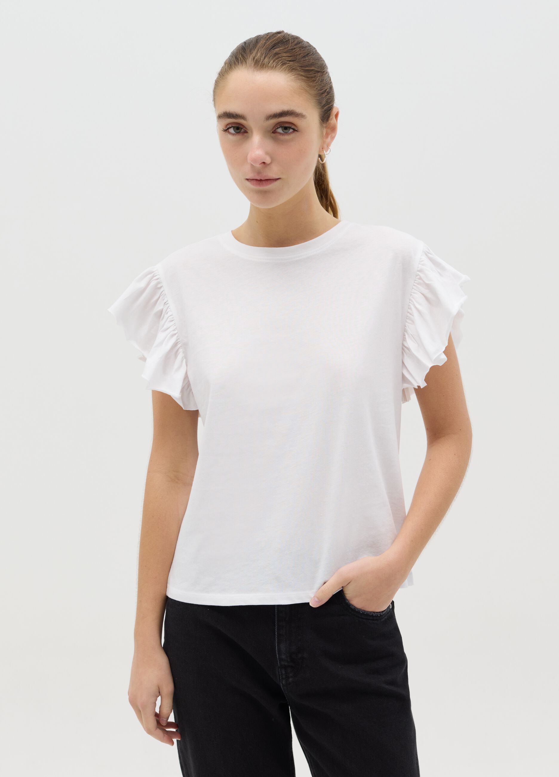 White T-shirt with short sleeves and flounce