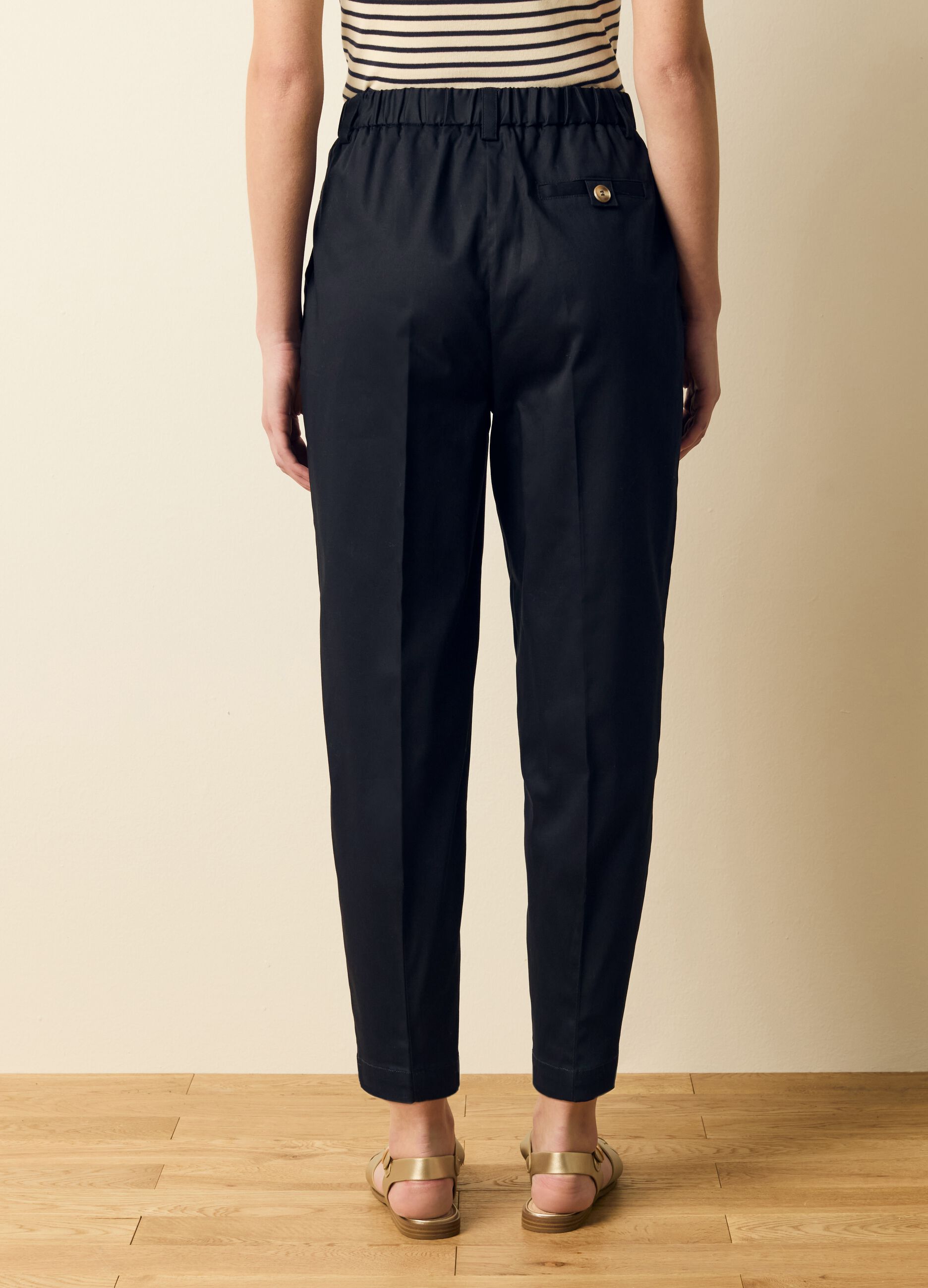 Pantalone chino cropped con pinces