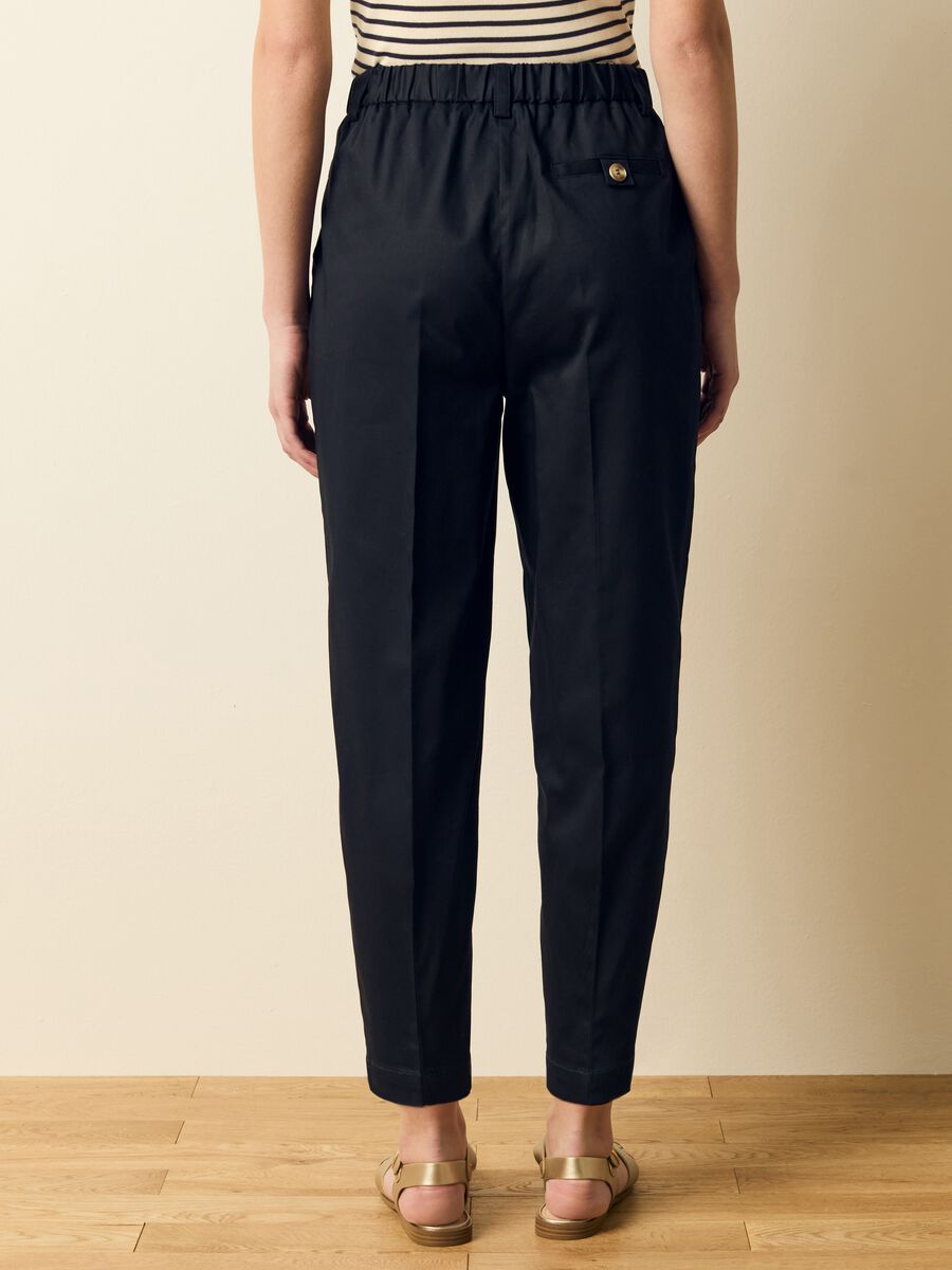 Cropped chino trousers with darts_3