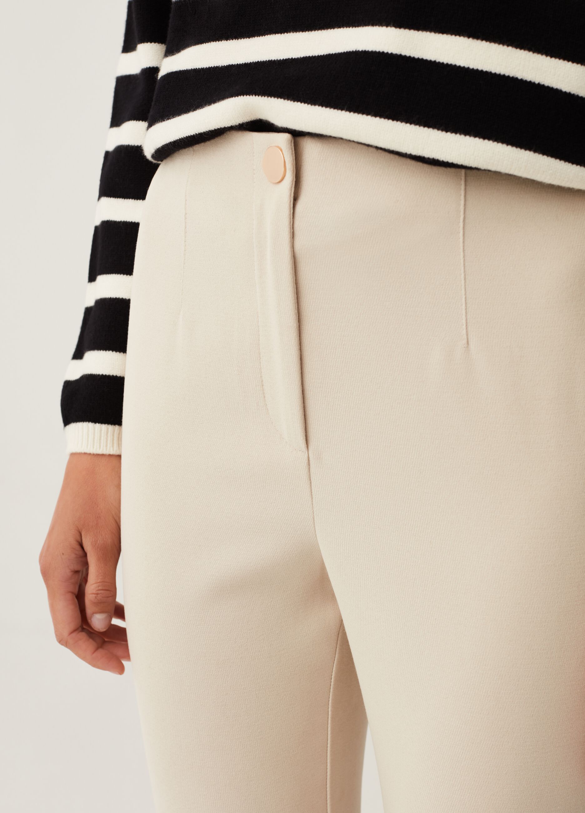 Leggings cropped con bottone_2