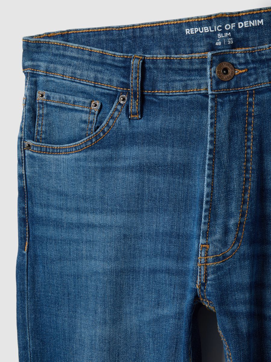 Jeans in cotone elasticizzato blu slim fit con cinque tasche_5