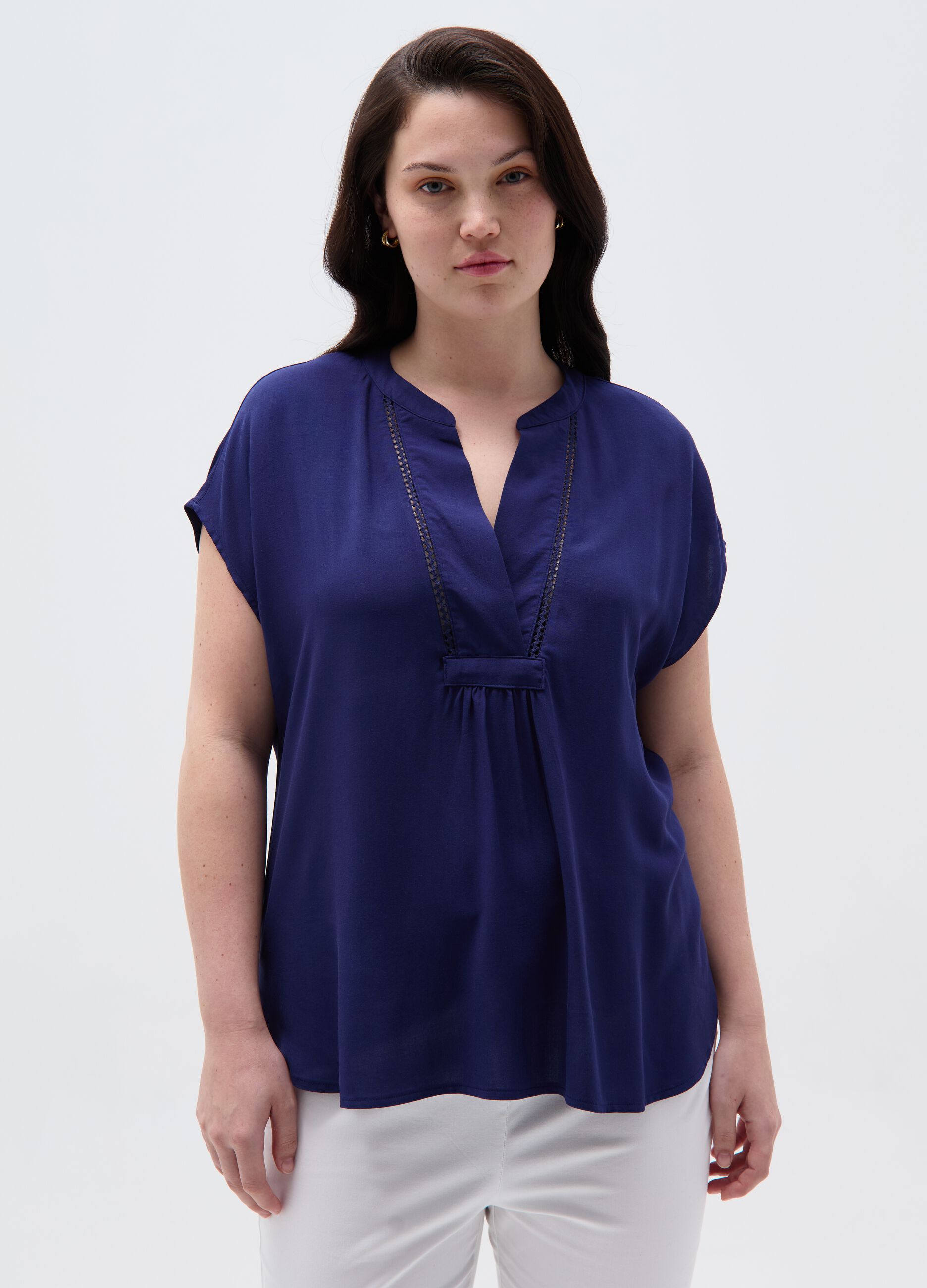 Curvy T-shirt with openwork edging