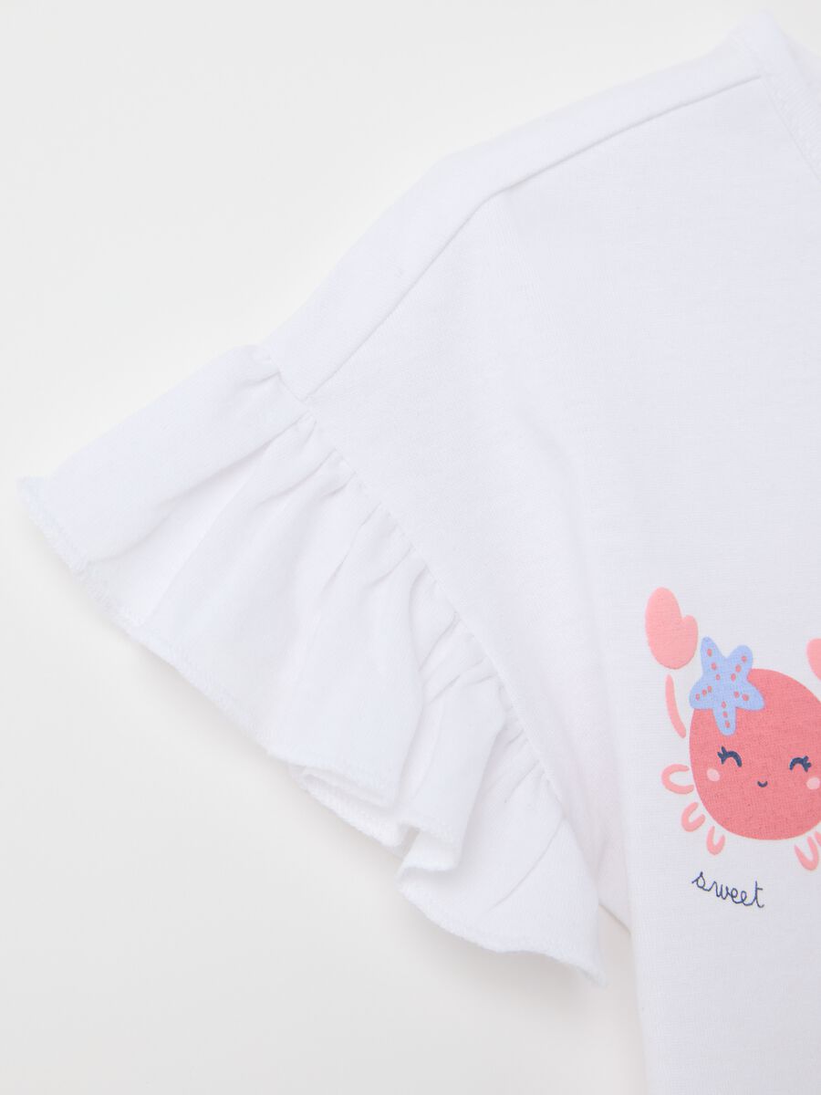 White T-shirt in cotton with print and flounce_2