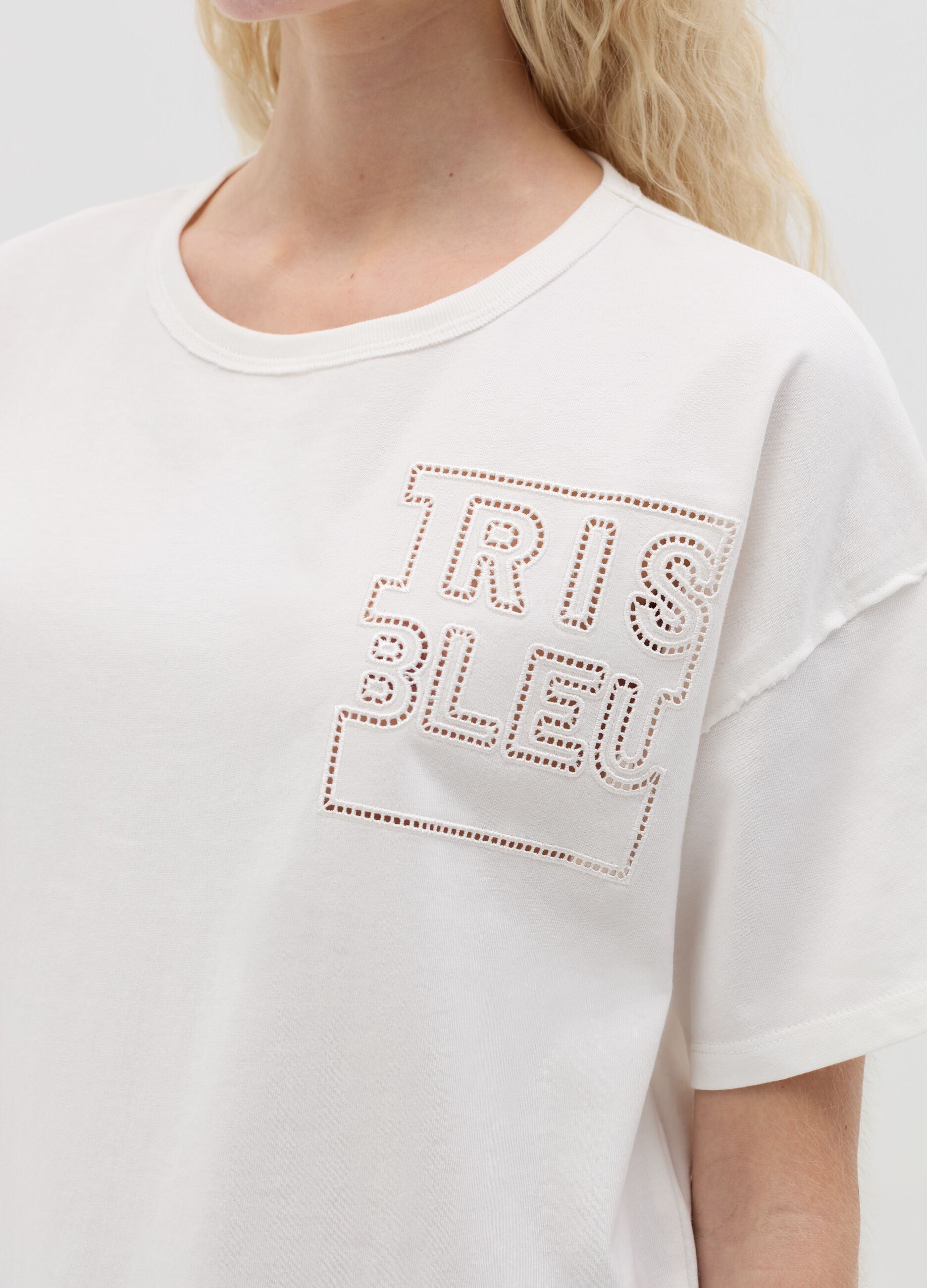 T-shirt with "Iris Bleu" embroidery
