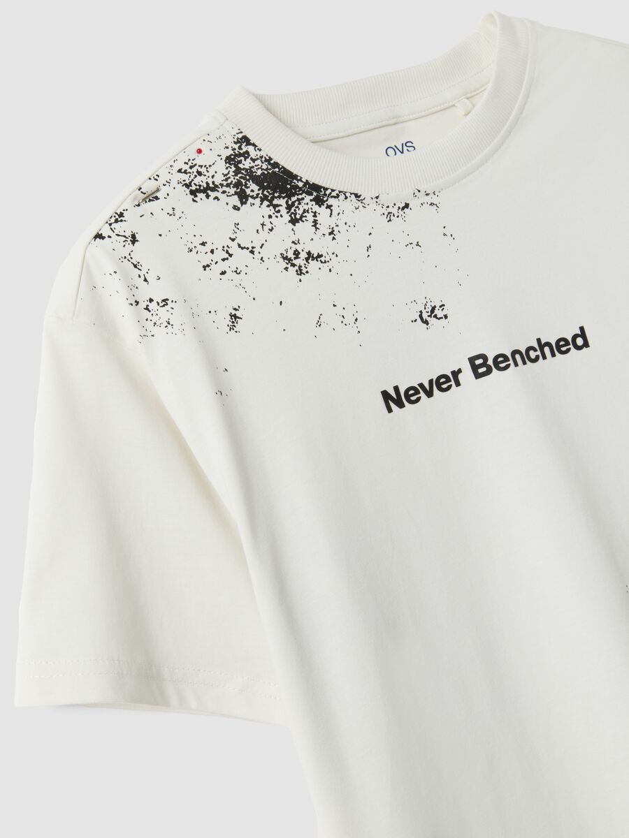T-shirt over bianca in puro cotone con scritta "Never Benched" per ragazzo_2