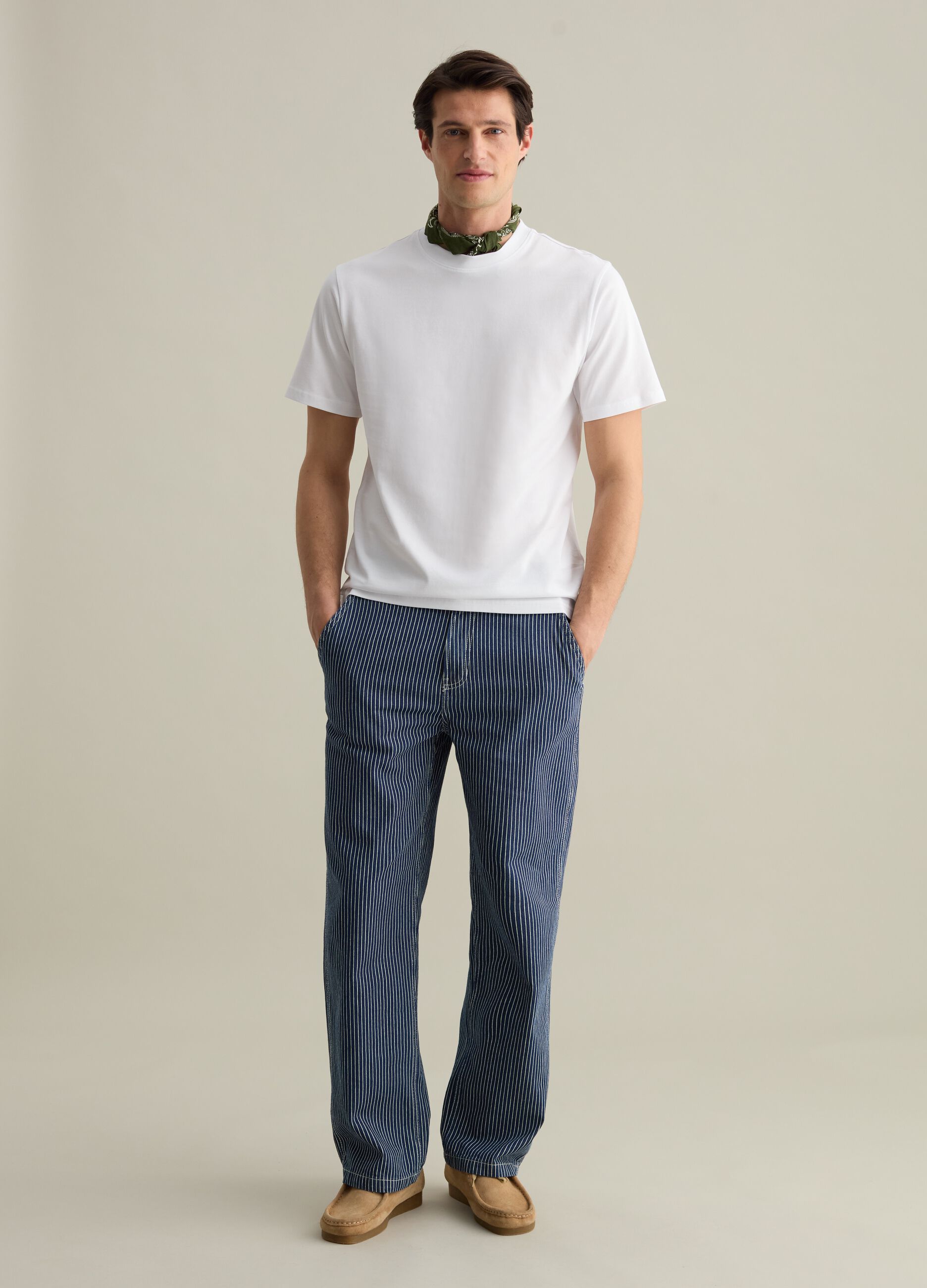 Plain cotton T-shirt with round neck.