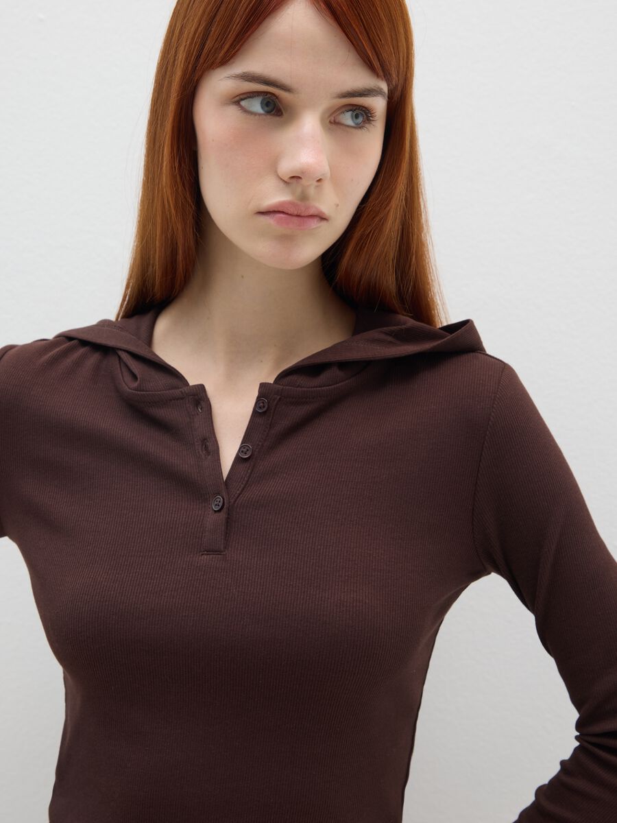 T-shirt in cotone marrone con cappuccio_3