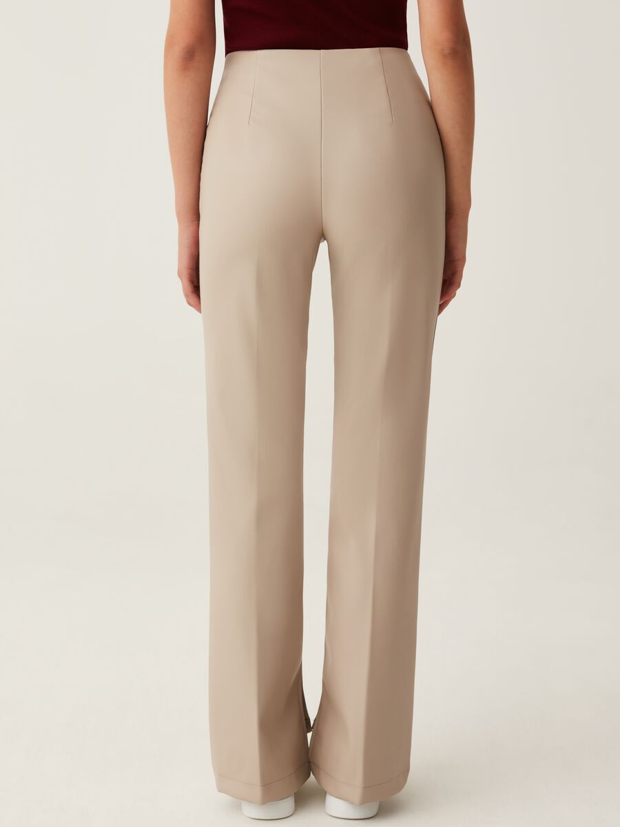 Pantaloni flare fit effetto lucido_0