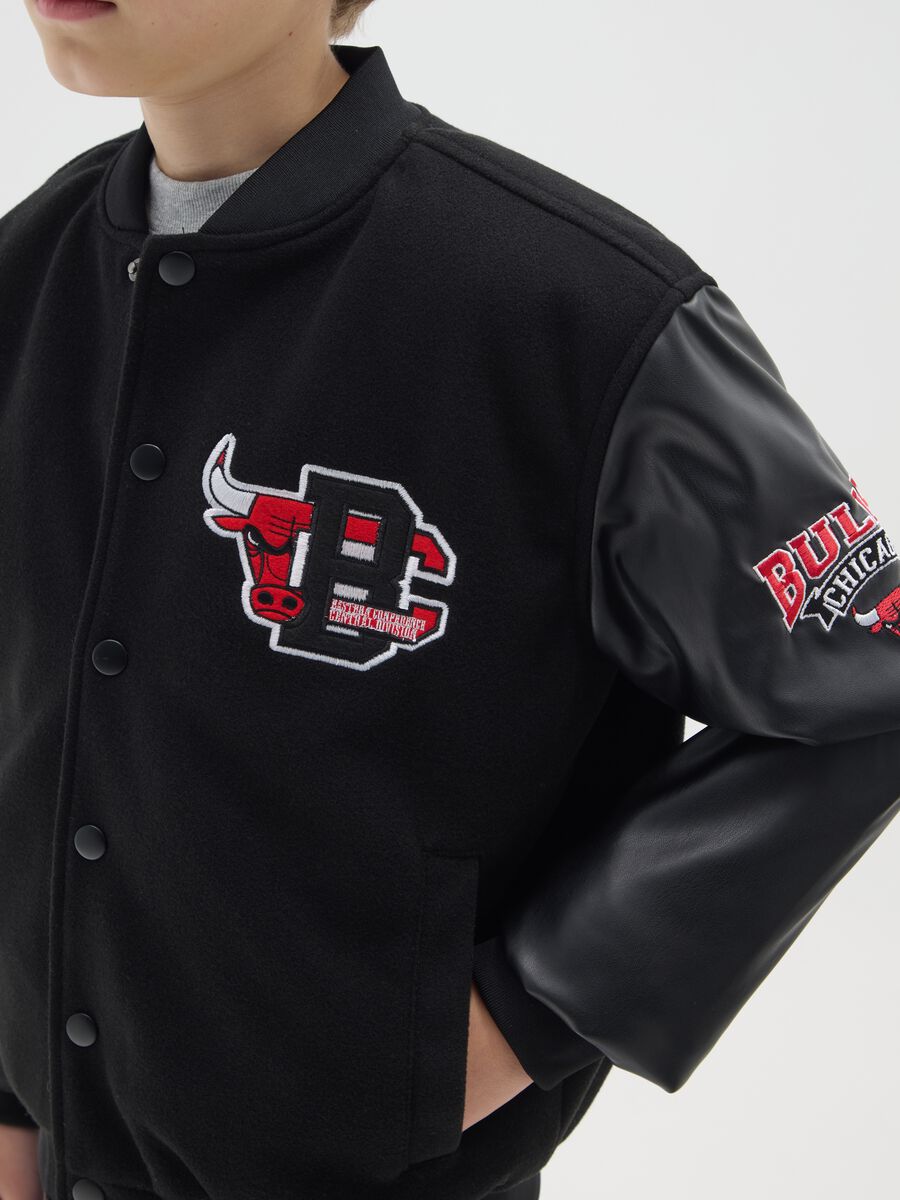 Black children's regular fit bomber jacket with Chicago Bulls print_2