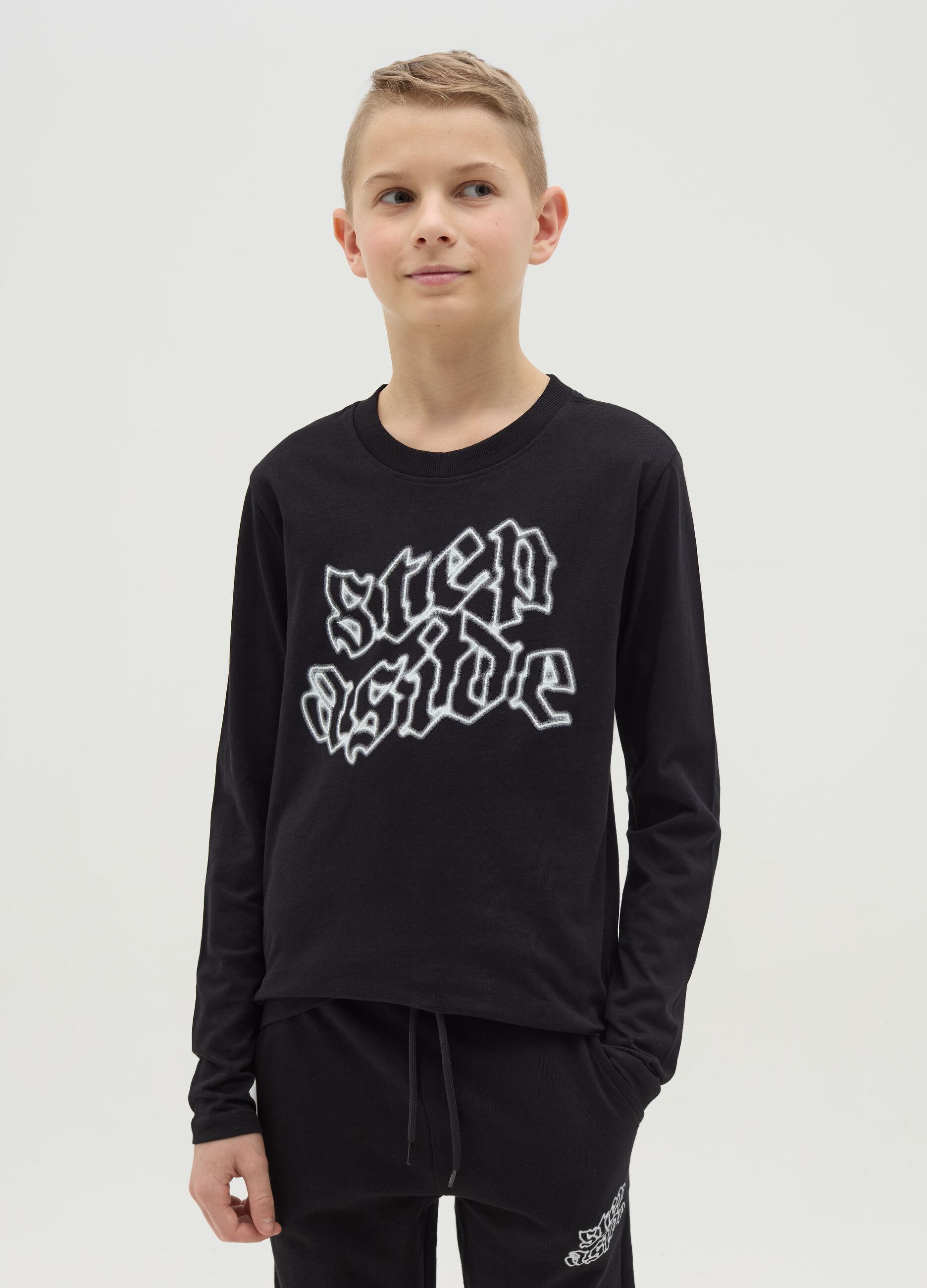 T-shirt with long sleeves and "Step Aside" print
