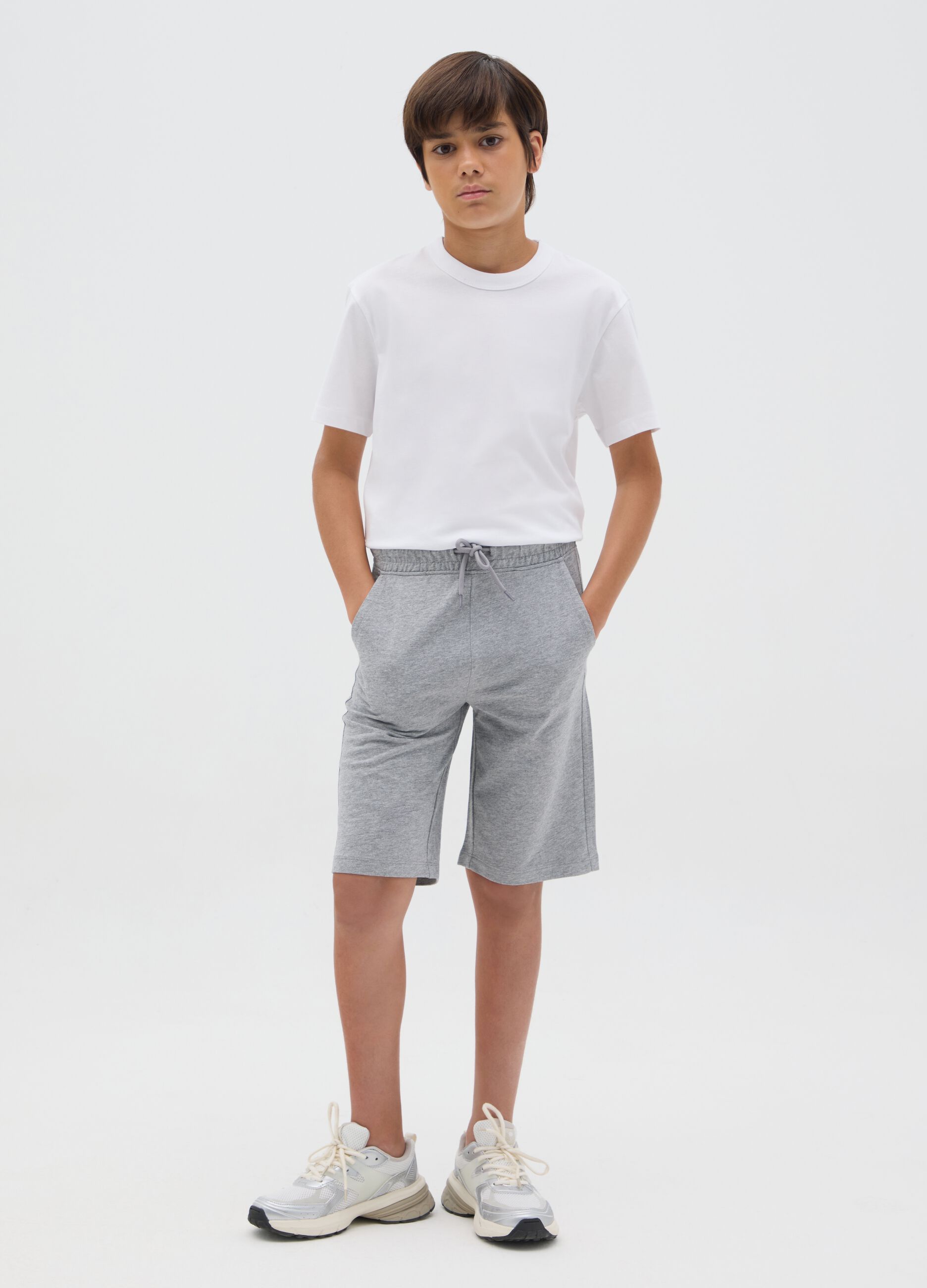 Grey fleece Bermuda shorts with pockets and drawstring