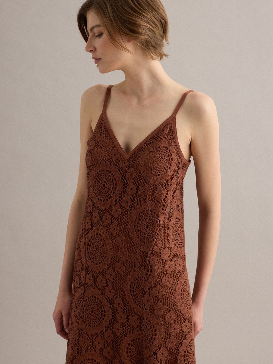 Long brown crochet dress with V-neck, regular fit_0