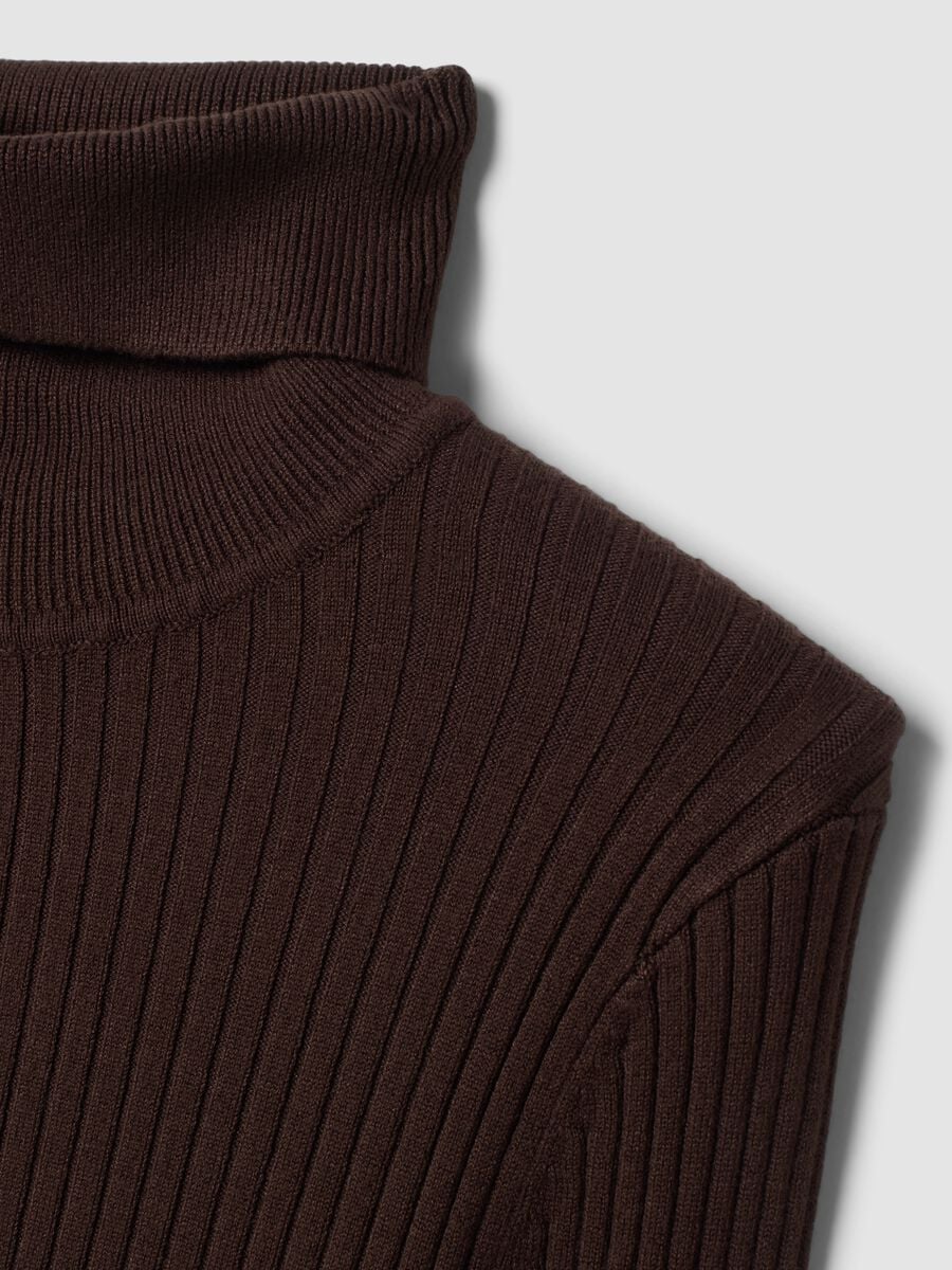 Maglia marrone in misto viscosa a costine dolcevita_1