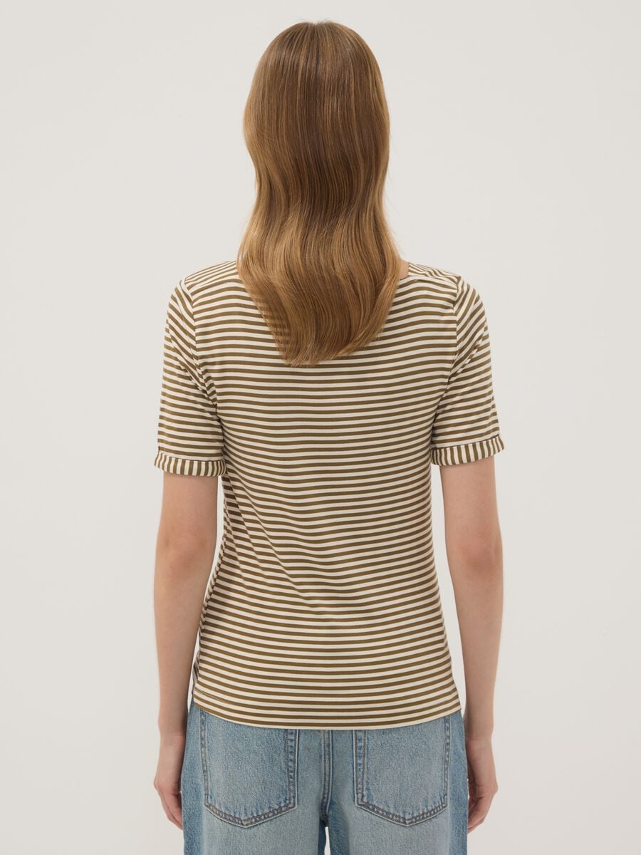 T-shirt bianca in viscosa elasticizzato a righe_3