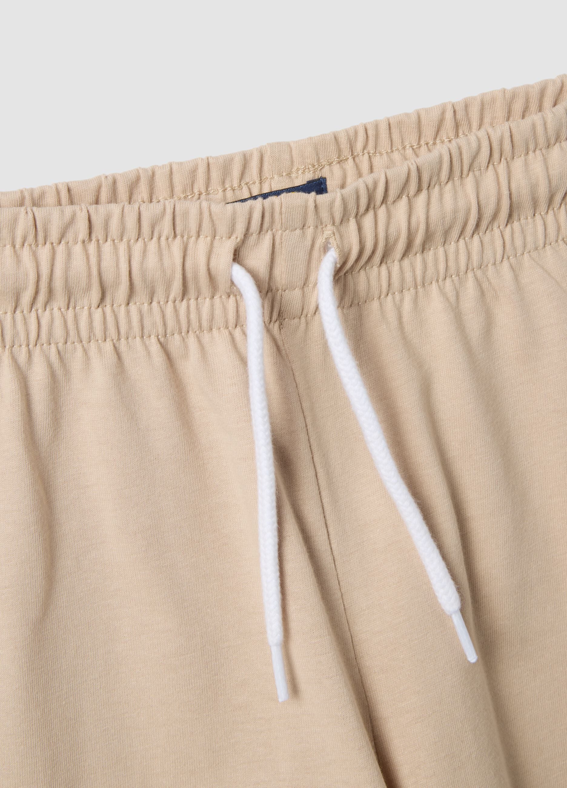 Completo blu e beige in puro cotone con t-shirt e shorts per bambino regular fit