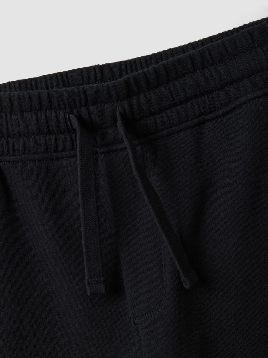 Black pure cotton relaxed cargo joggers for boys_4