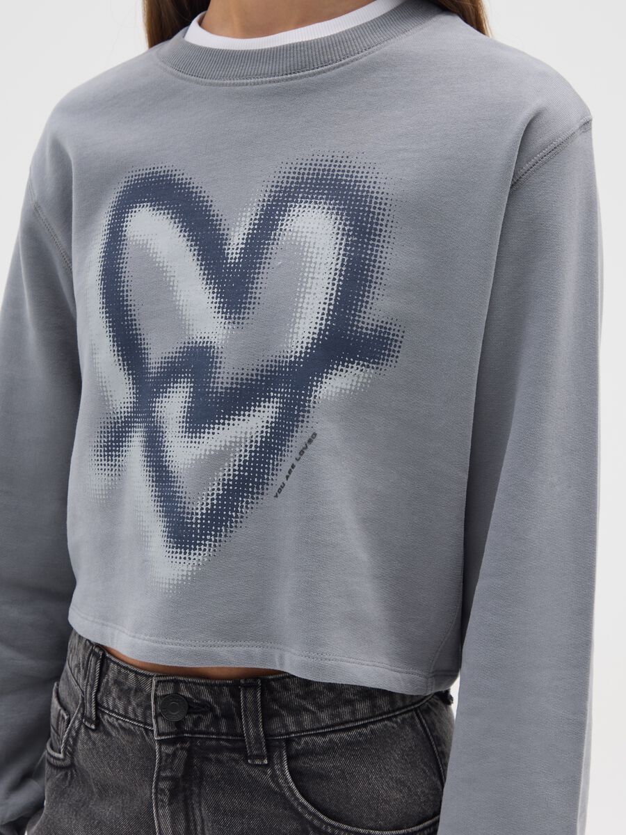 Felpa grigia da ragazza in puro cotone regular fit con cuore stampato_2