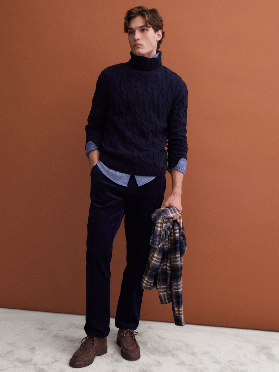 Pantaloni chino blu in cotone elasticizzato a coste regular fit_0