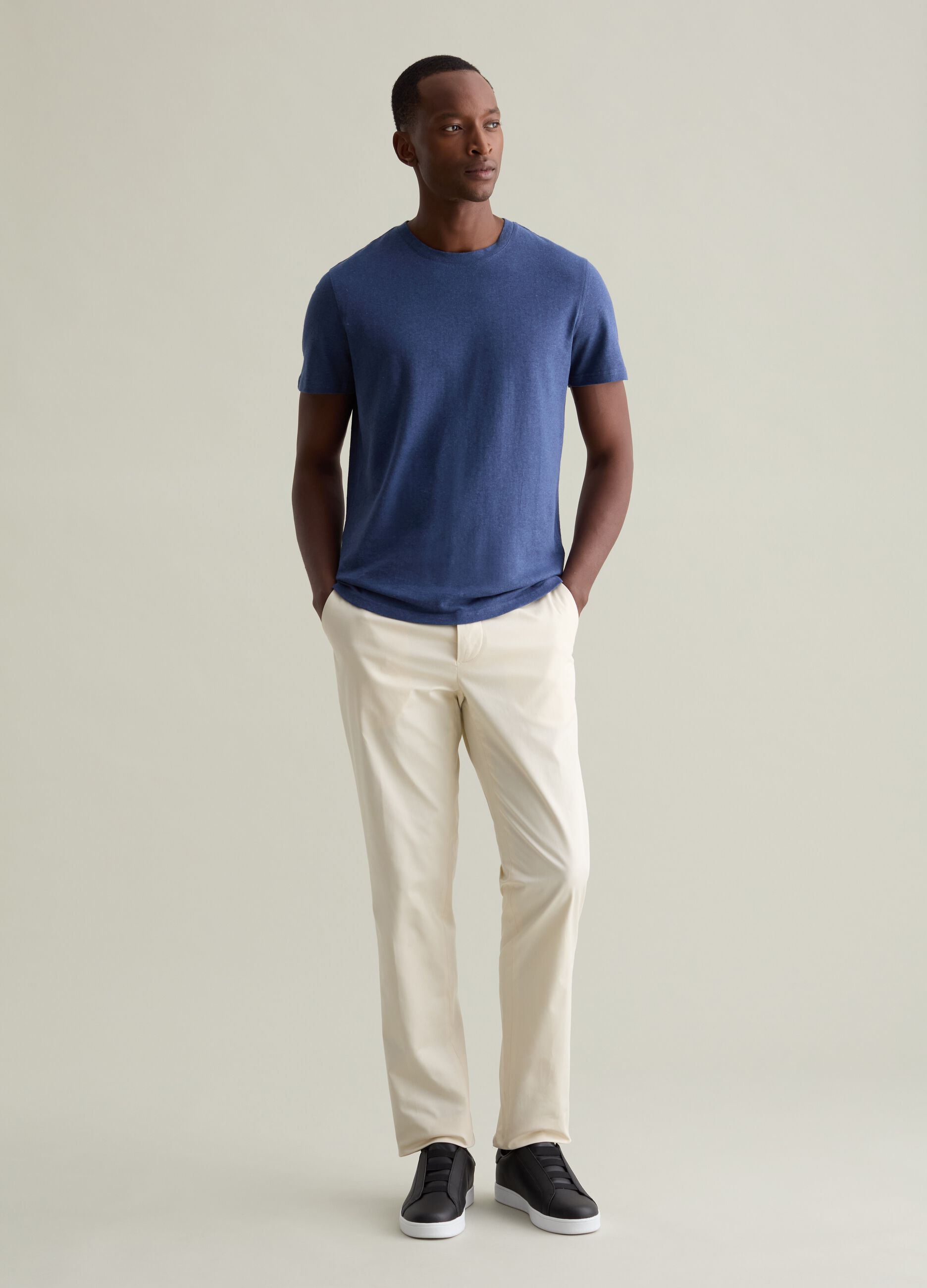 T-shirt with round neck in linen and cotton