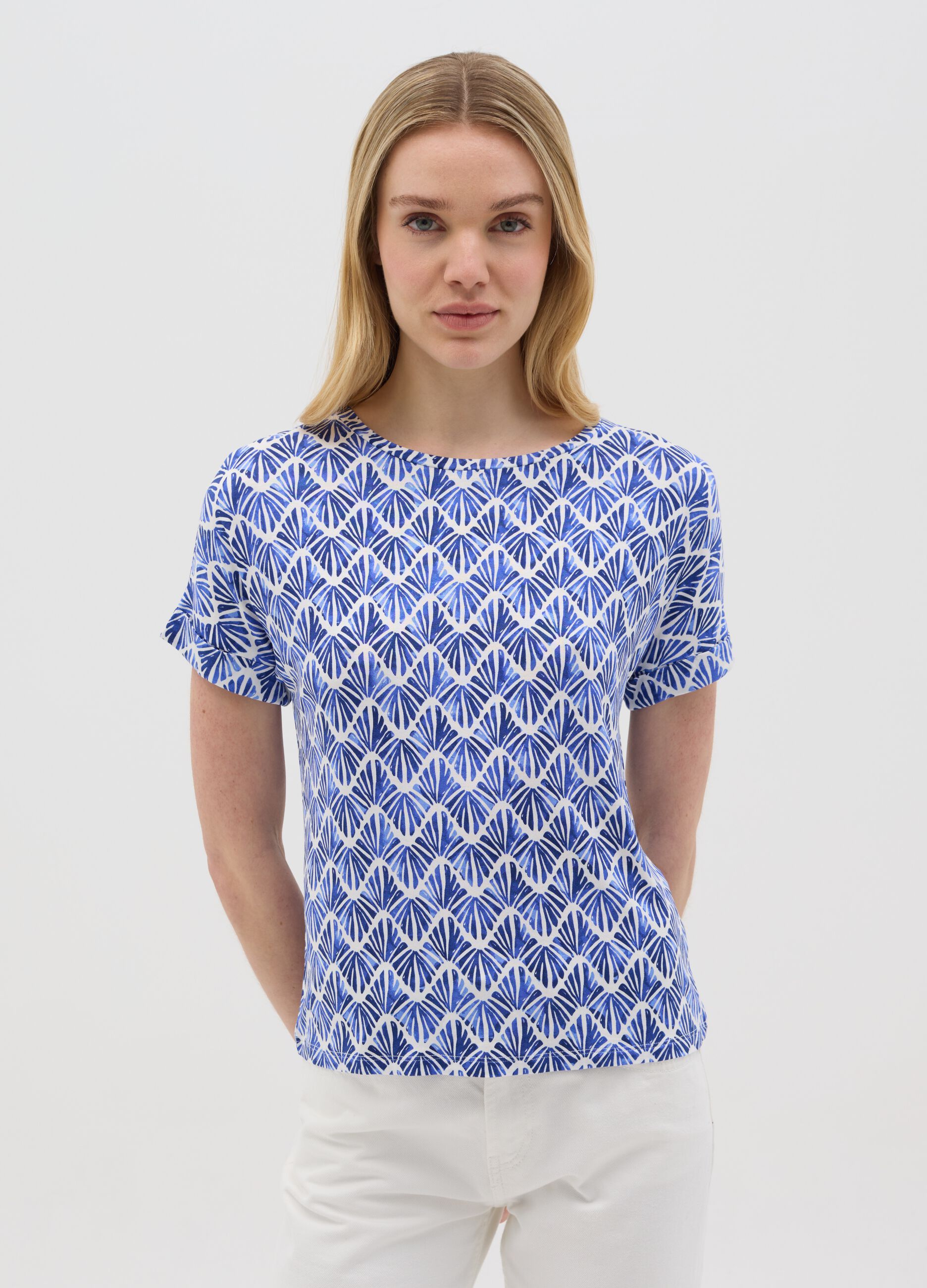 Short-sleeved stretch viscose t-shirt with geometric print