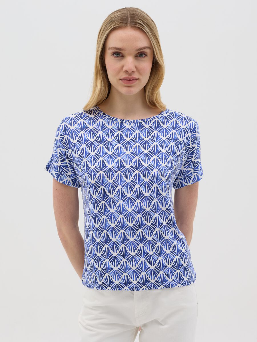 Short-sleeved T-shirt with blue zig-zag pattern_0