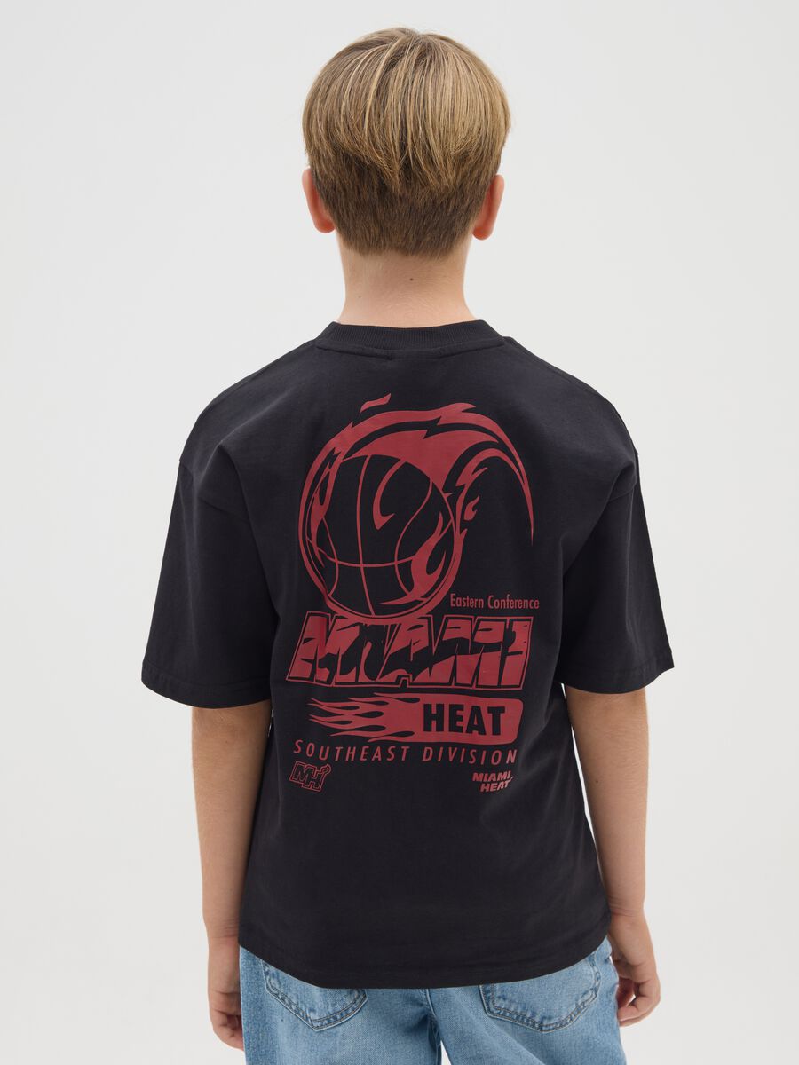 T-shirt da ragazzo in  cotone nero oversize e logo Miami Heats_1