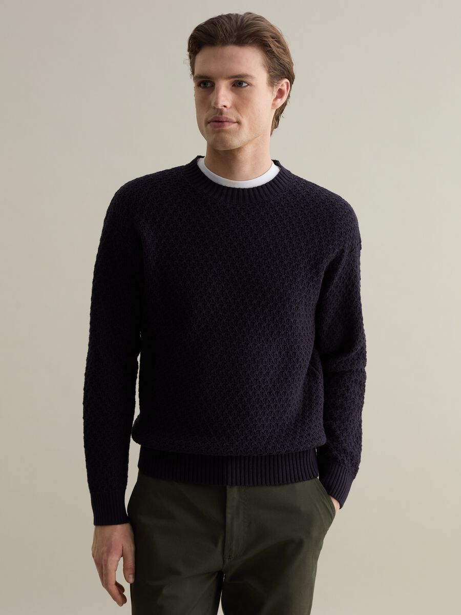 Pullover with round neck and woven design_0