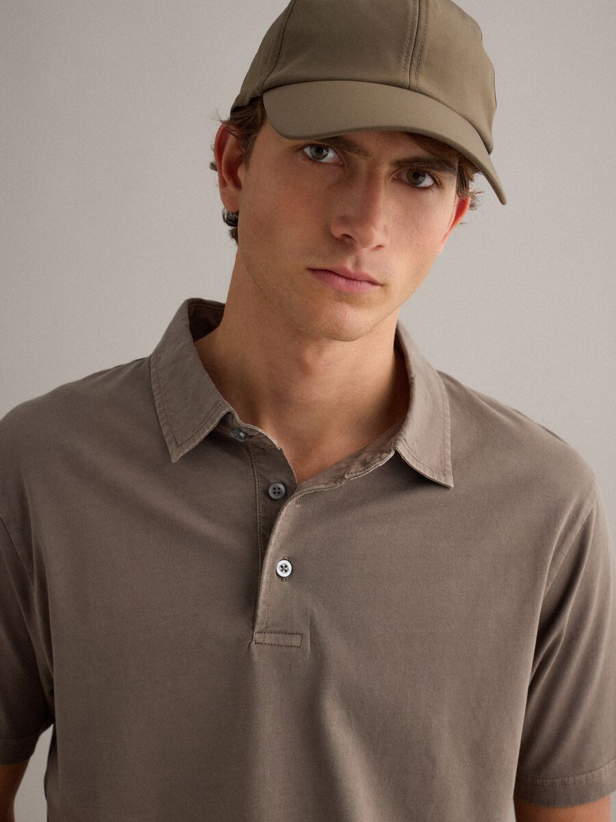 Polo marrone a maniche corte in puro cotone regular fit_0