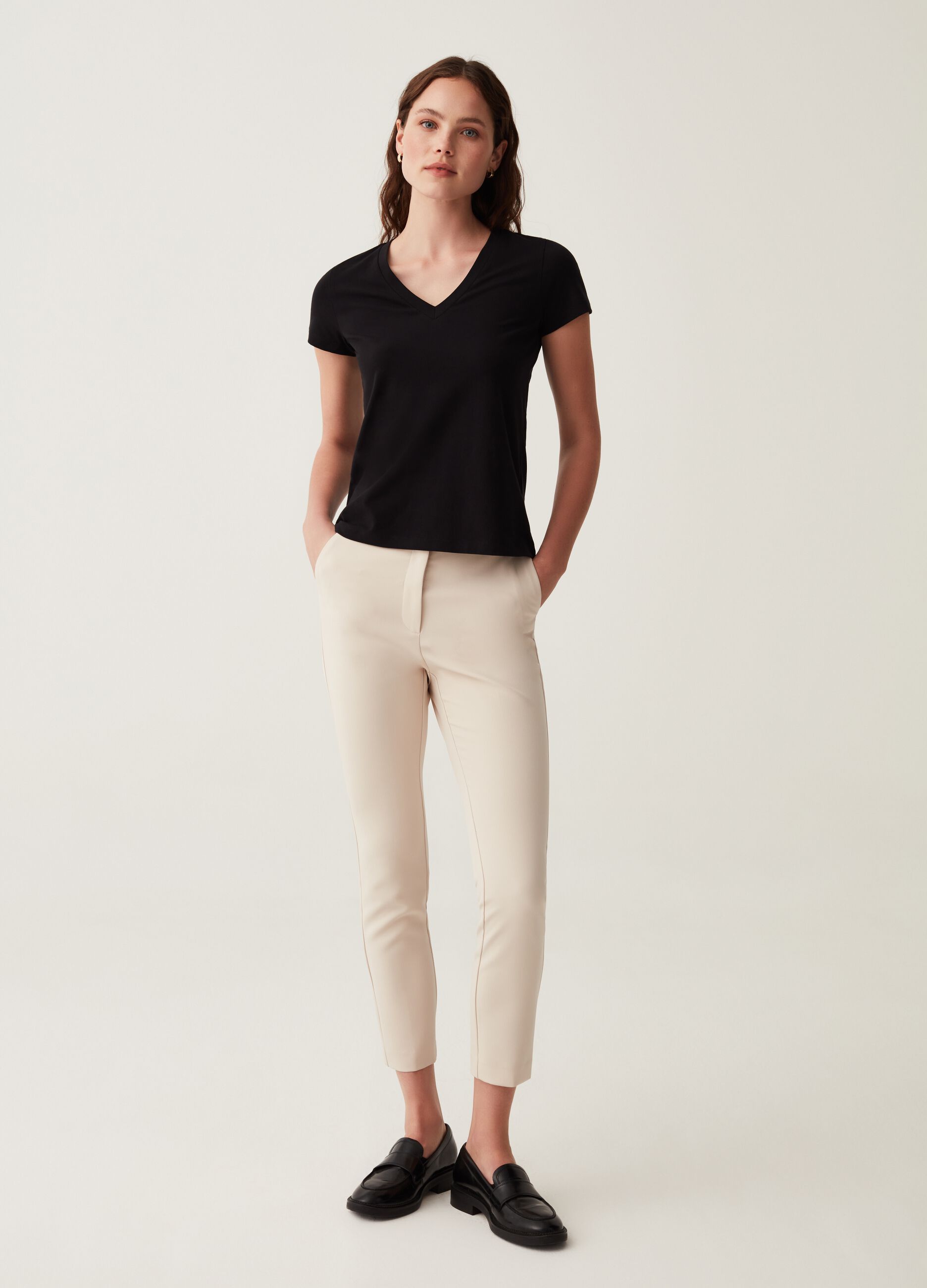 T-shirt in cotone stretch con scollo a V_1