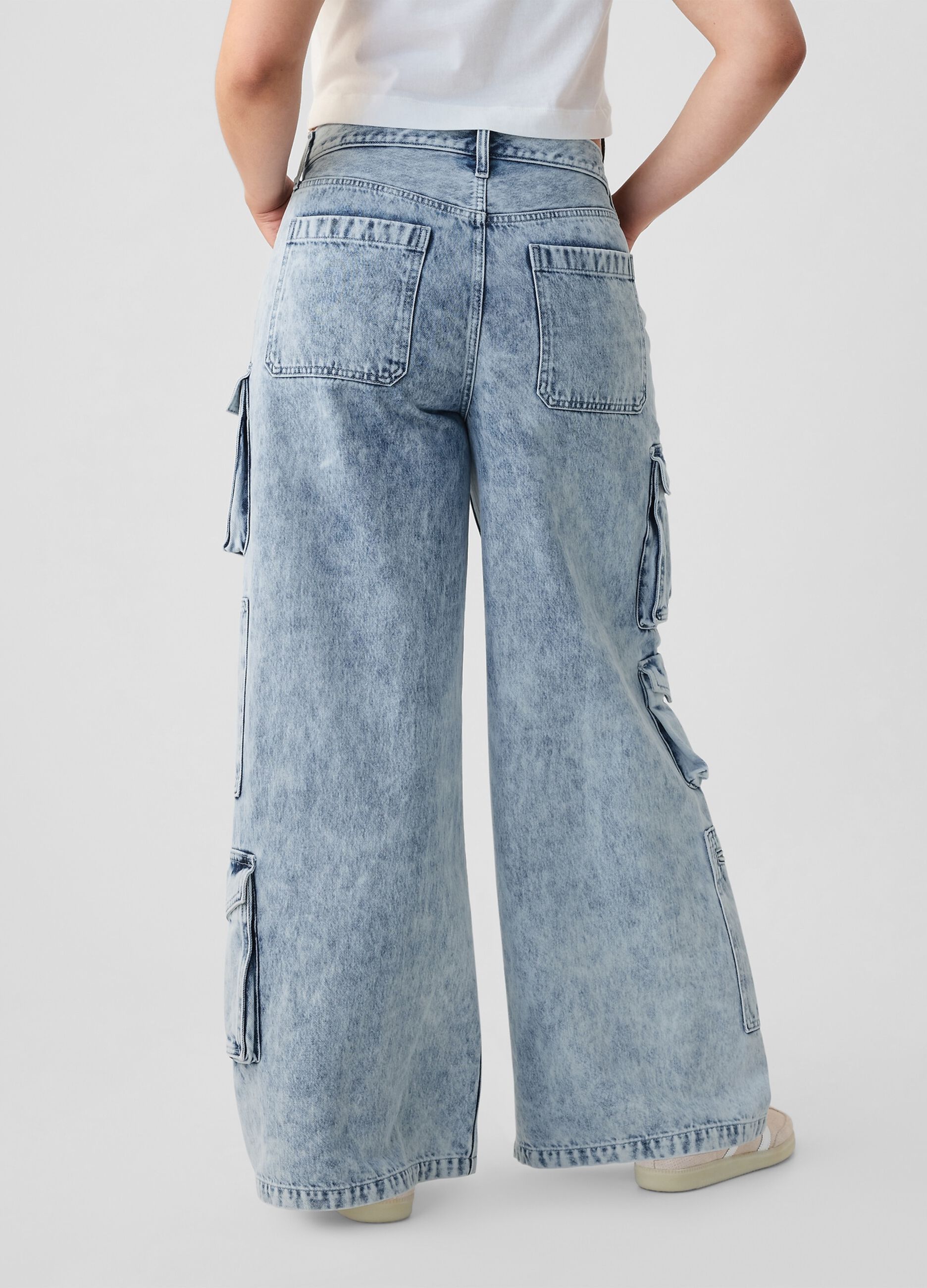 Baggy-fit cargo jeans with multiple pockets