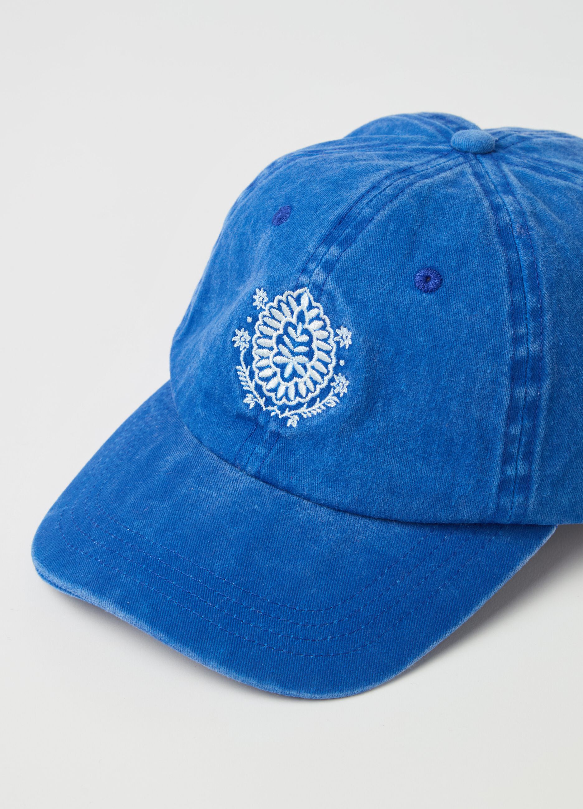 Baseball cap in denim with embroidery