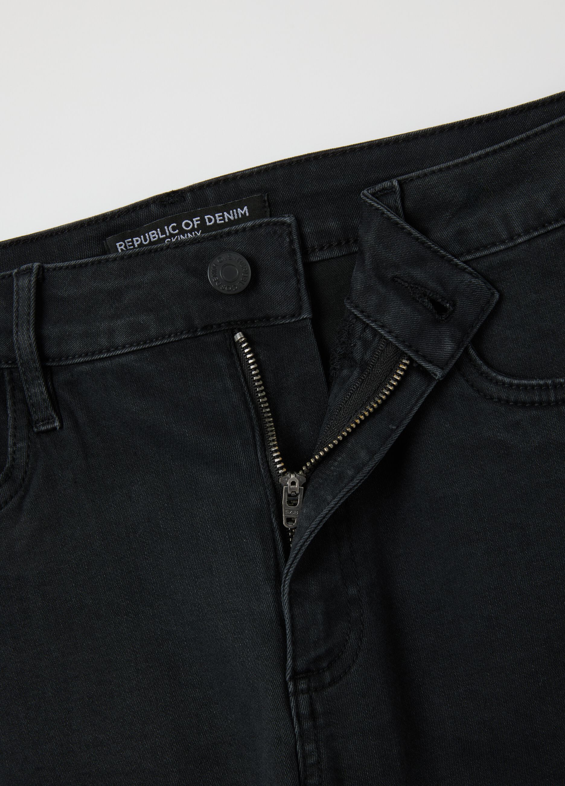 Women's skinny jeans in stretch black denim