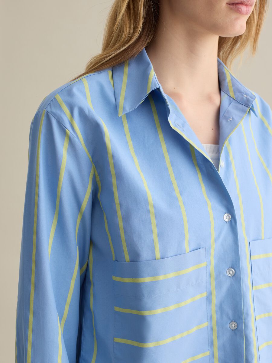 Boxy-fit shirt in poplin with light blue striped pattern_2