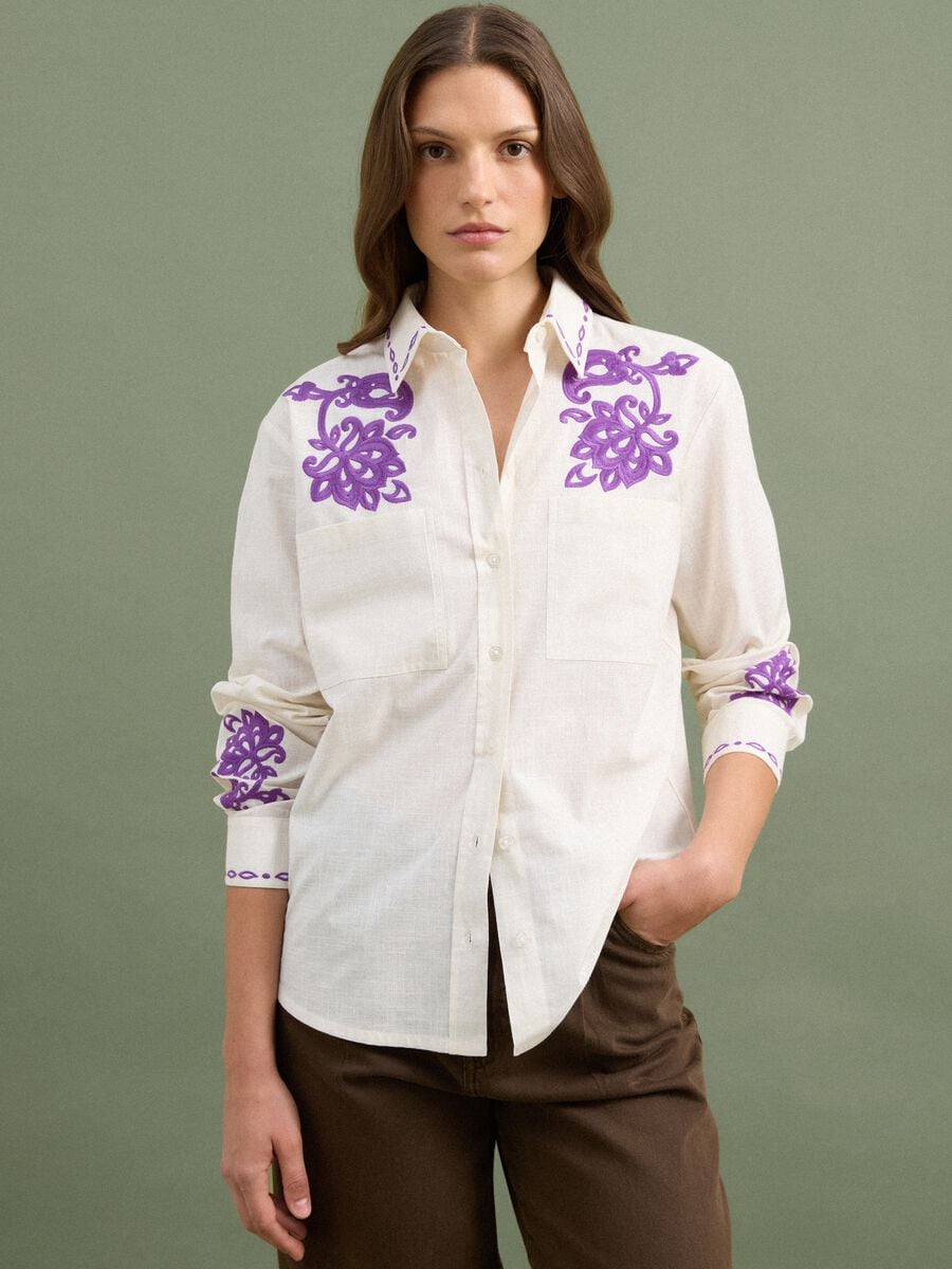 Camicia bianca in puro cotone con ricami viola over fit_1