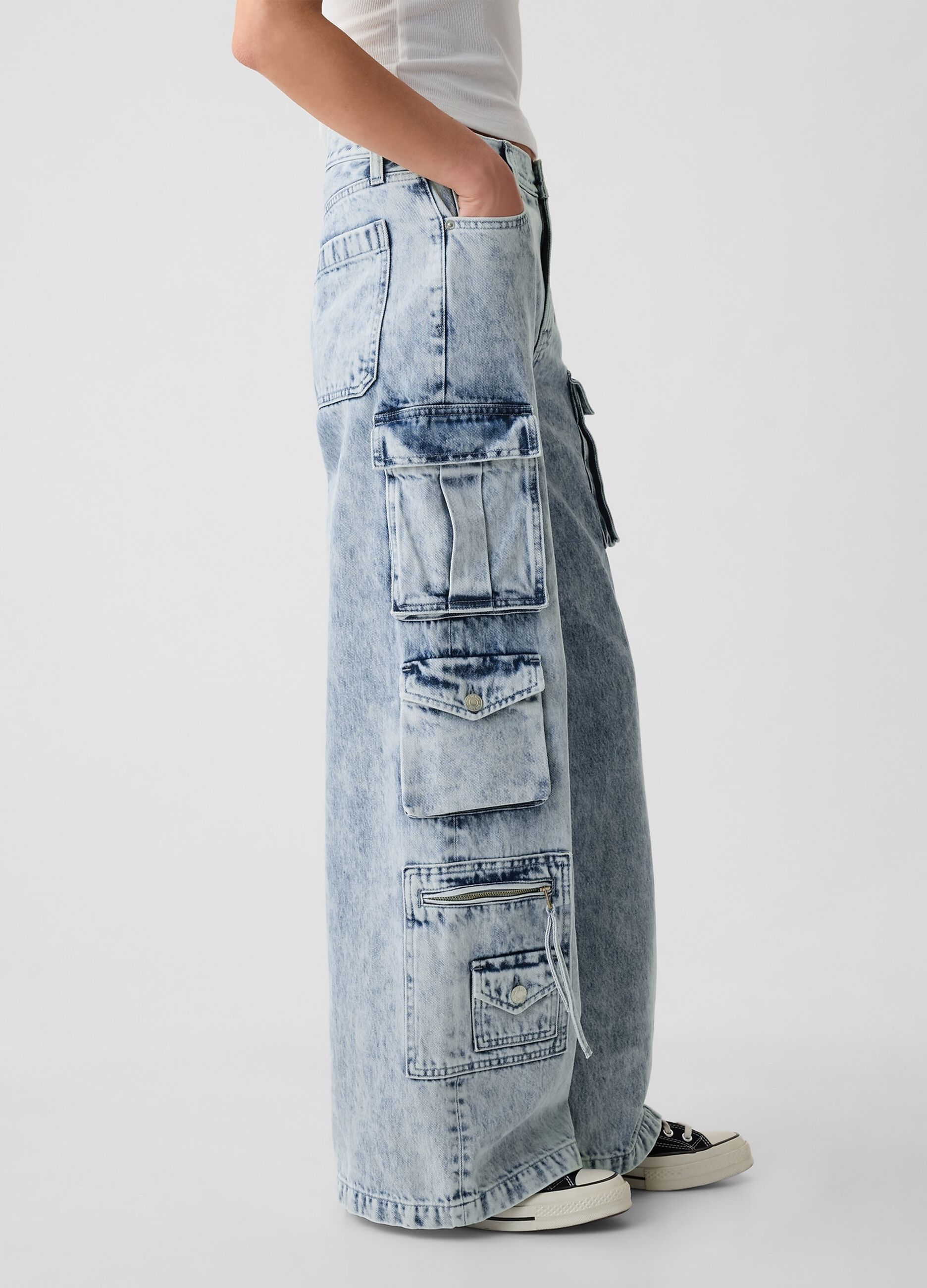 Baggy-fit cargo jeans with multiple pockets