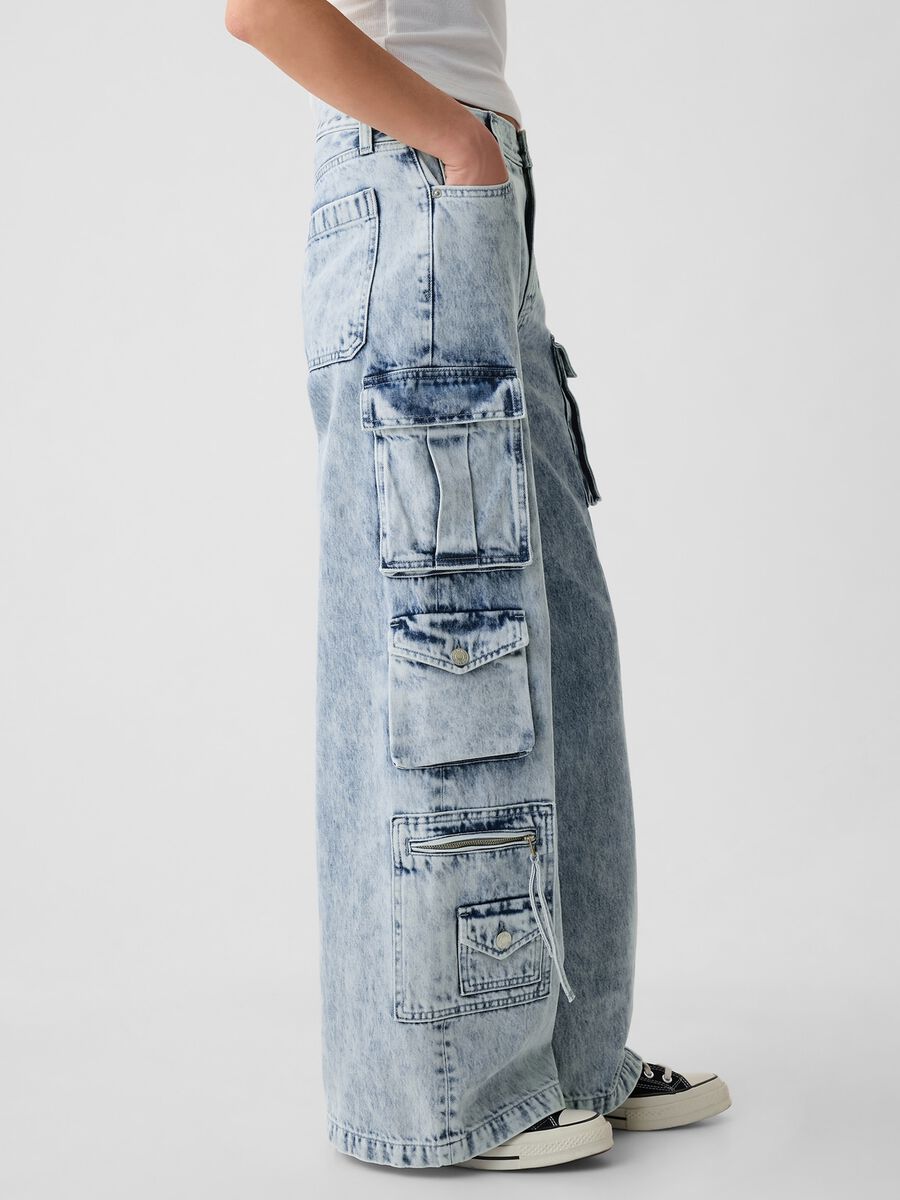 Baggy-fit cargo jeans with multiple pockets_3