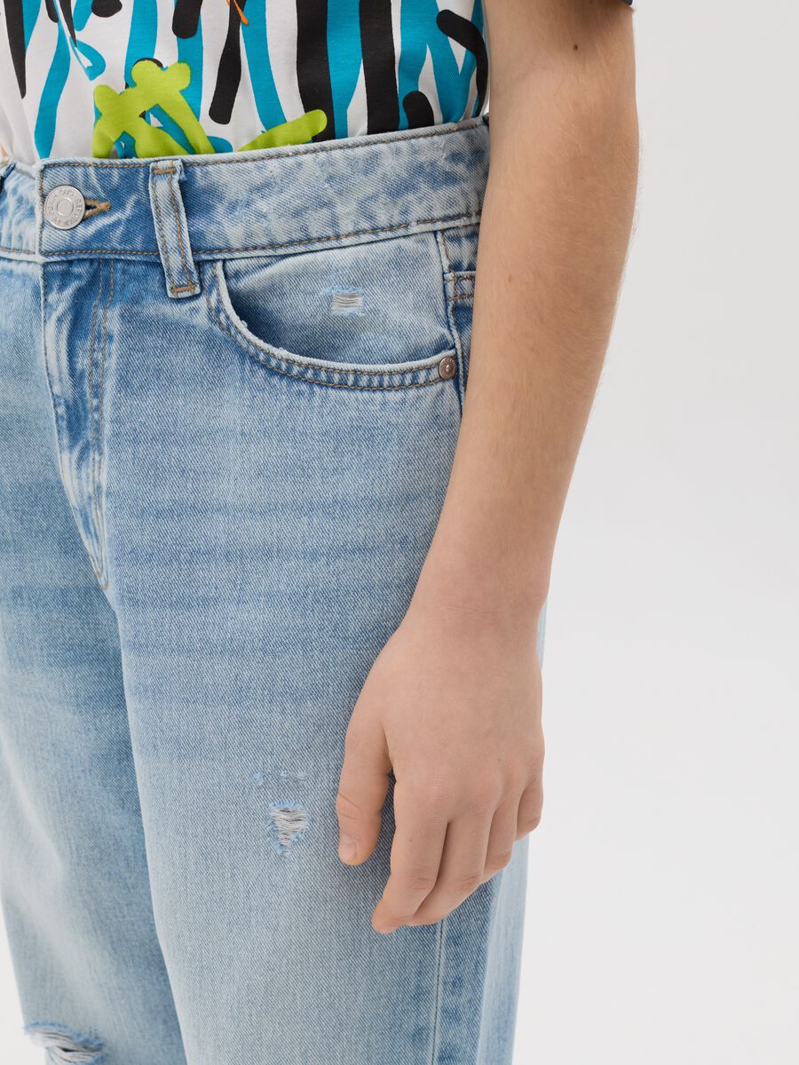 Baggy-fit jeans with five pockets and abrasions_2
