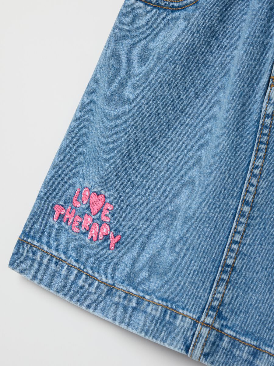 Short-sleeved dress in denim with embroidery_3