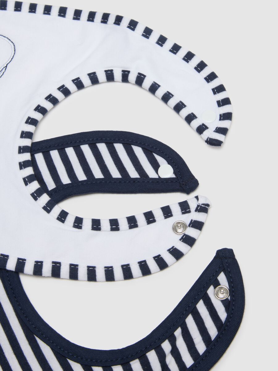 Bipack bavette in puro cotone multicolor per neonati con ricami_2