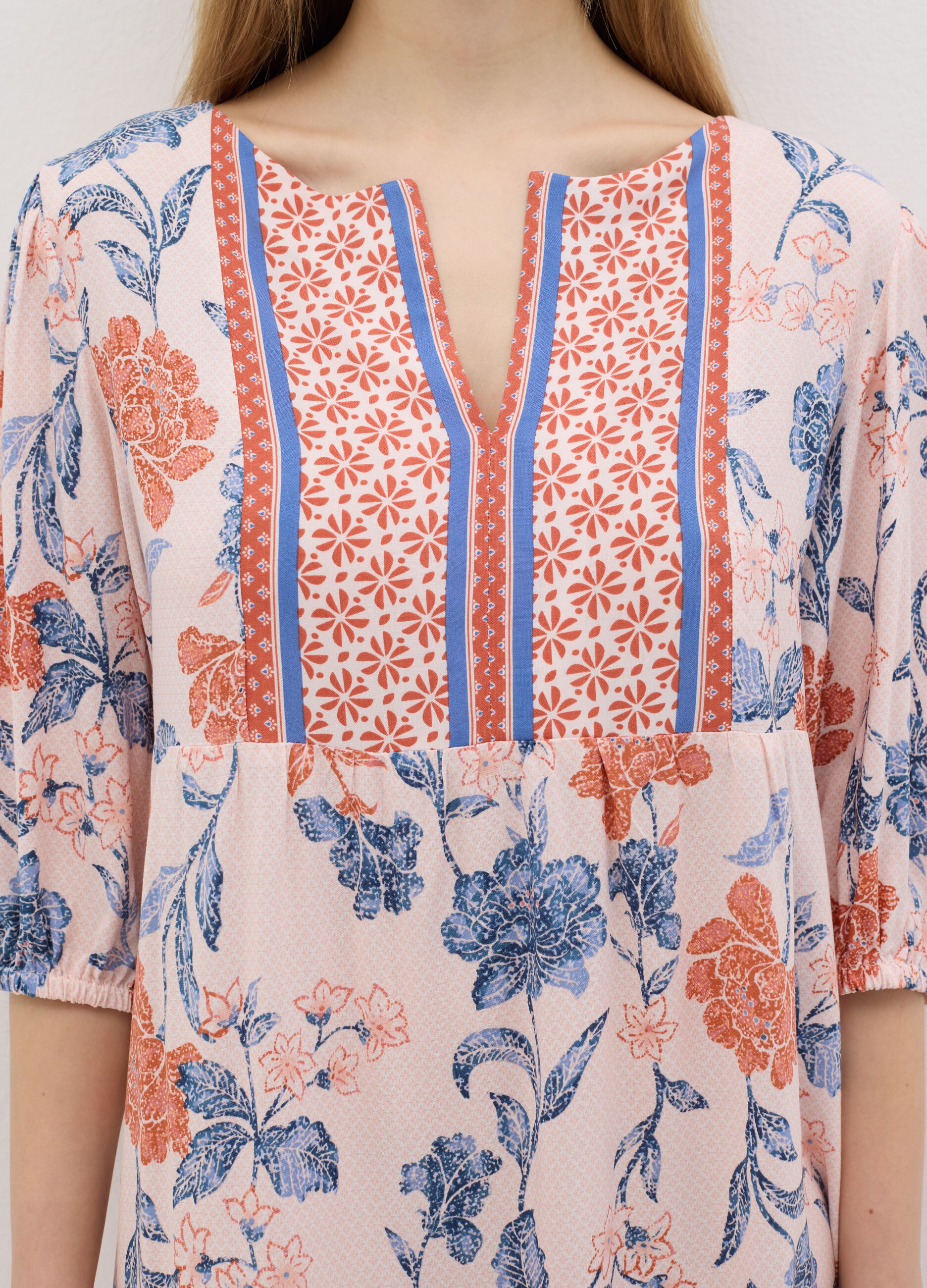 Camicia da notte arancione e azzurro con stampa floreale
