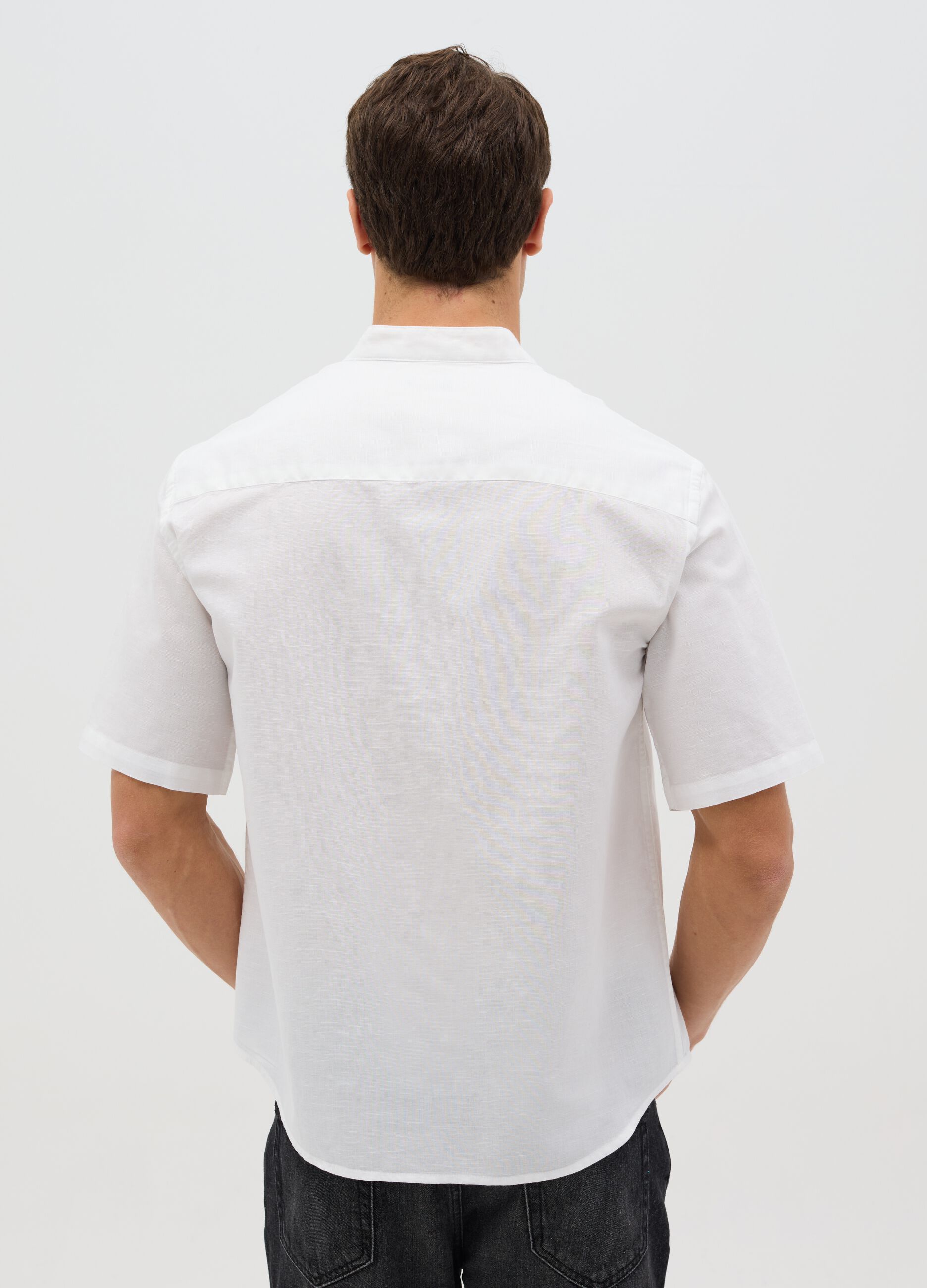 Mandarin shirt in cotton and linen with short sleeves