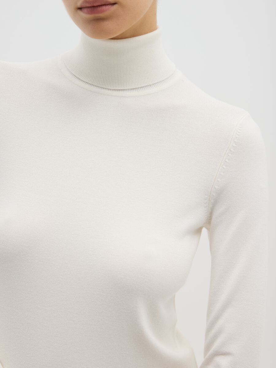 Maglione a coste bianco con collo alto regular fit_3