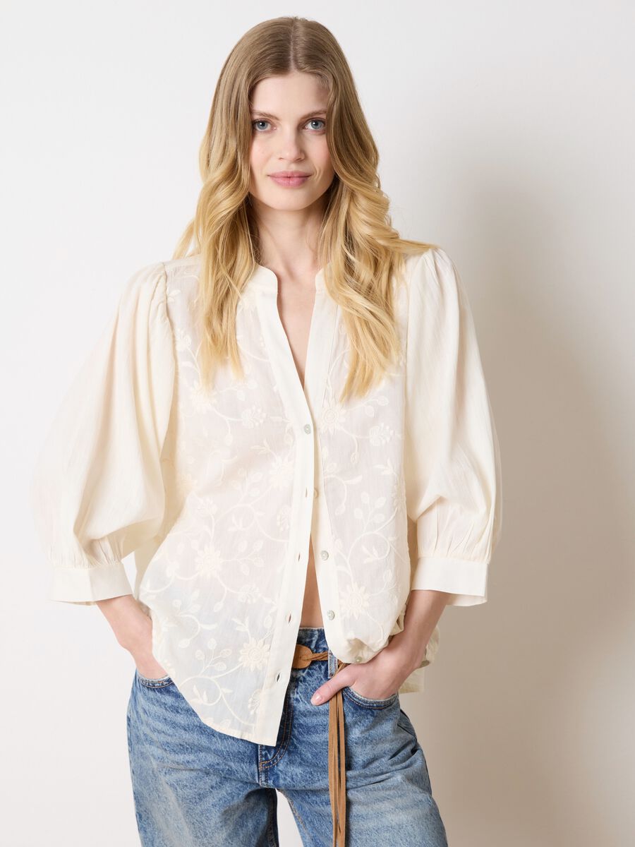 White cotton shirt with floral embroidery_1