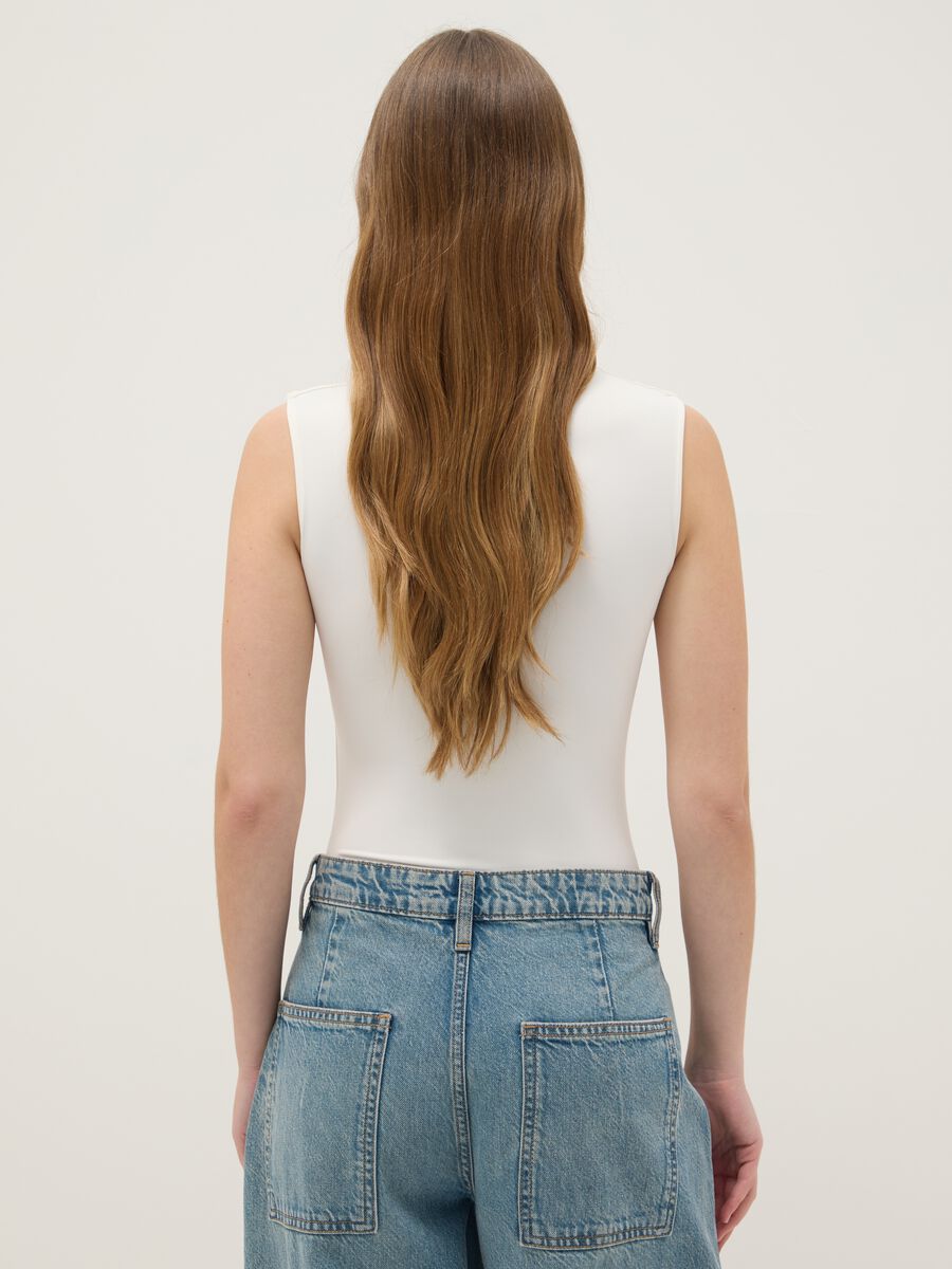 Body fitted bianco con scollo quadrato_3