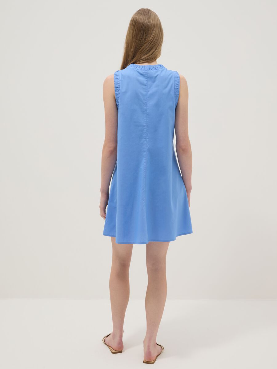 Abito mini azzurro in puro cotone regular con scollo a V arricciato_3