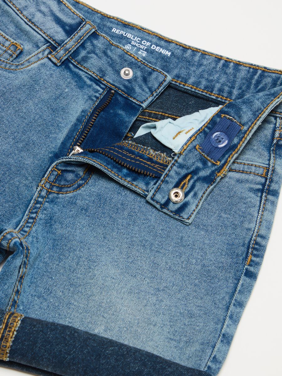 Denim Bermuda shorts with five pockets_2