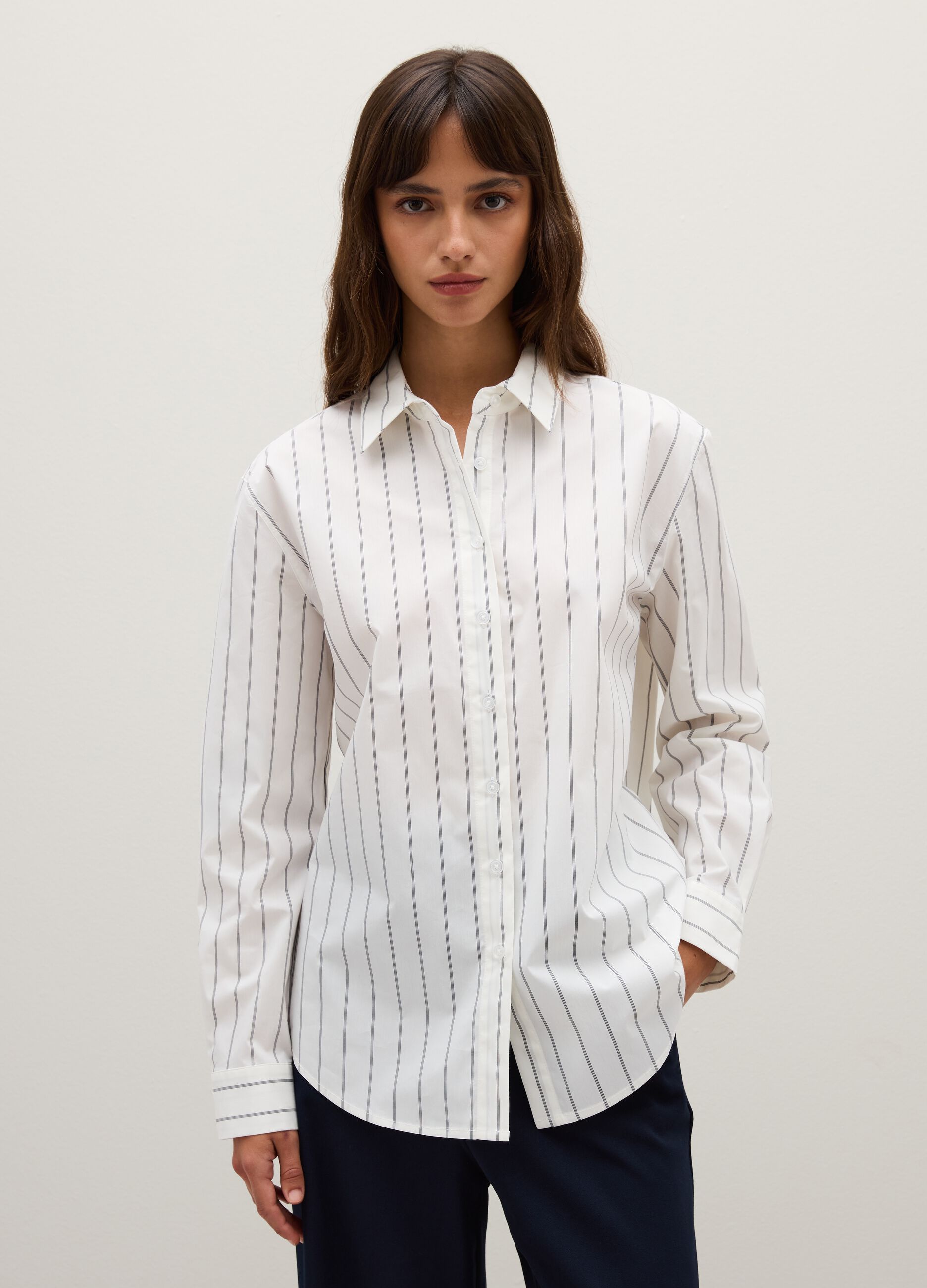 Striped white shirt in stretch fabric