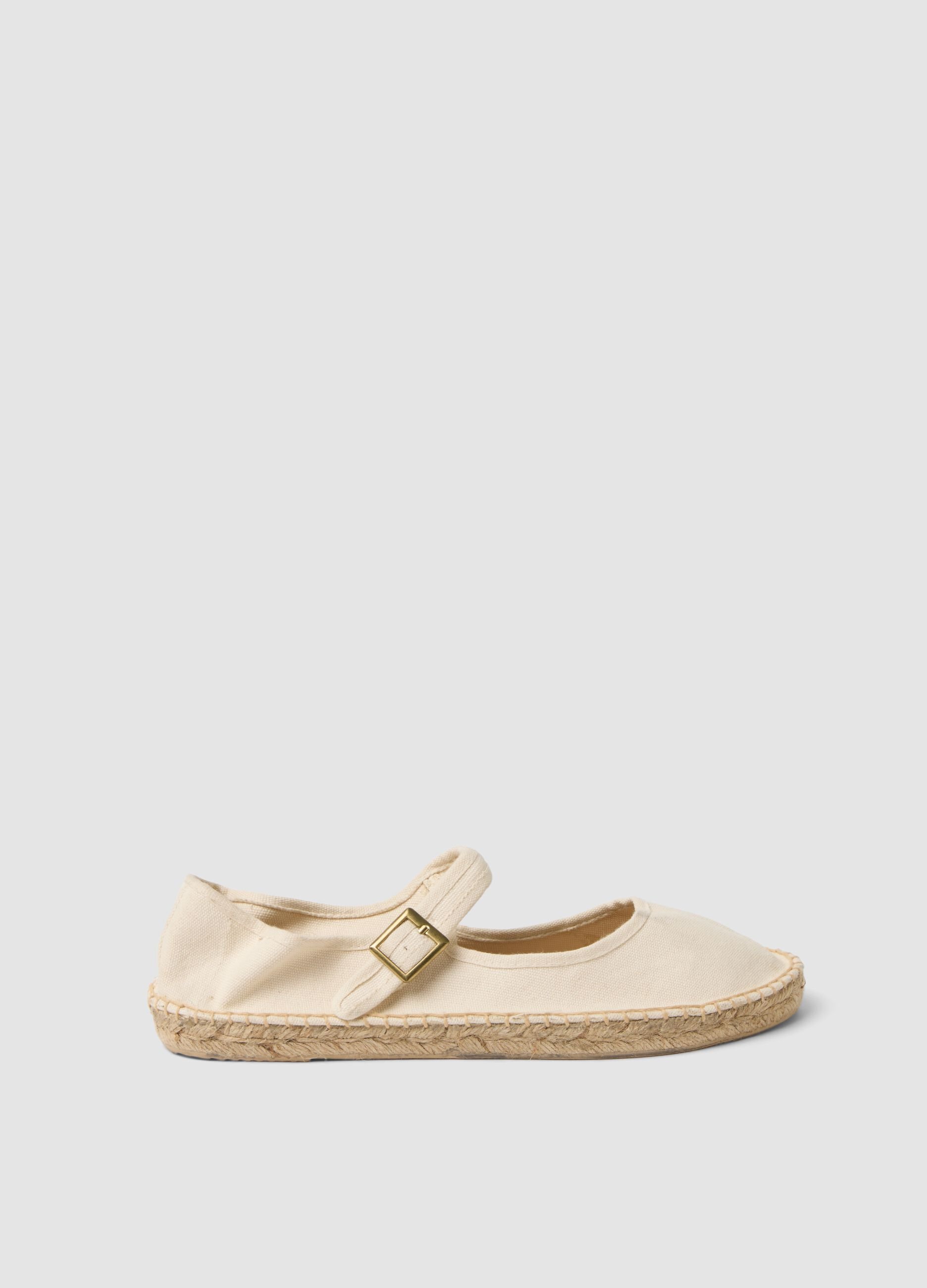 Beige espadrilles with strap and buckle