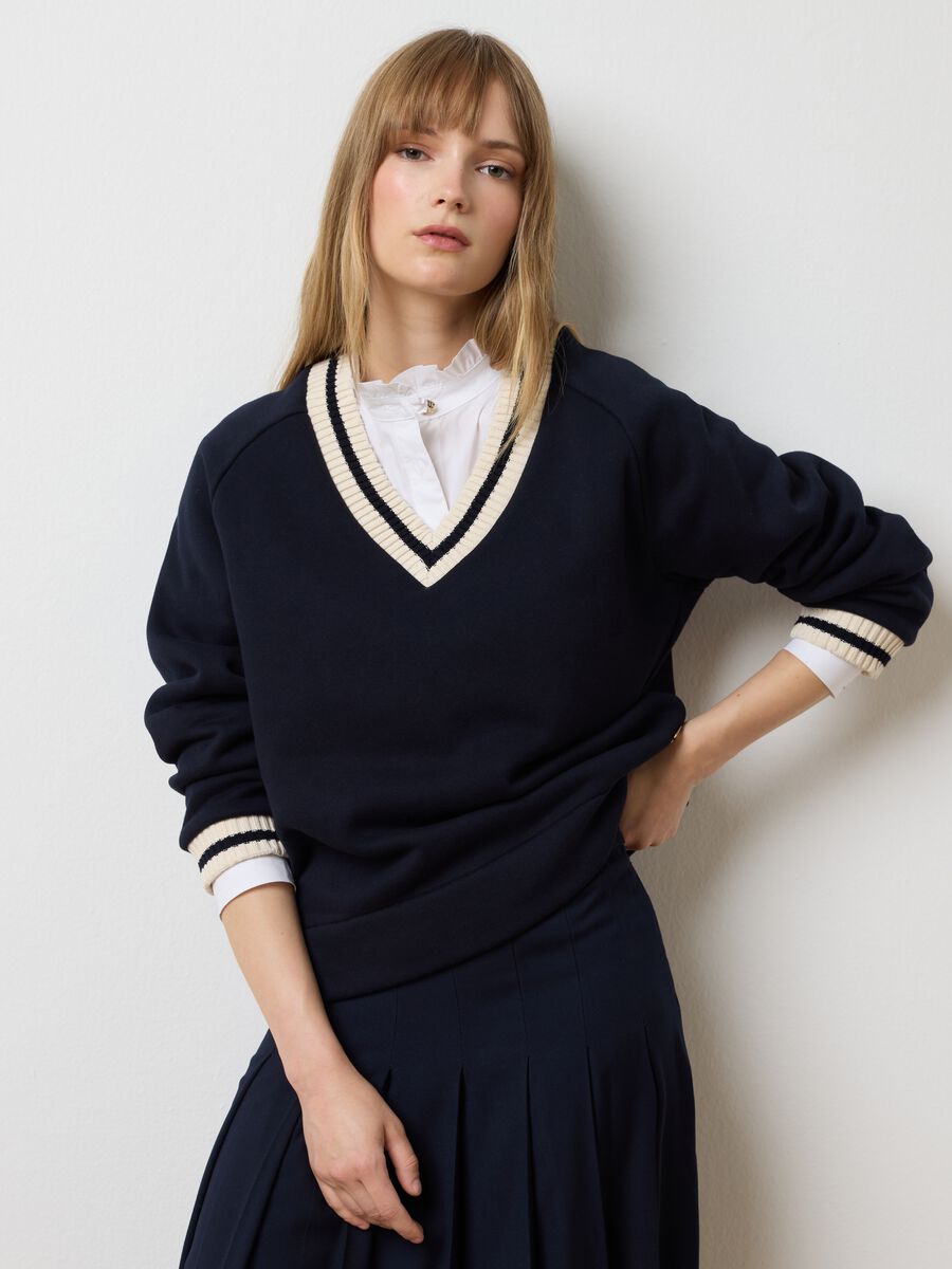 Felpa in misto cotone blu con collo a V_0